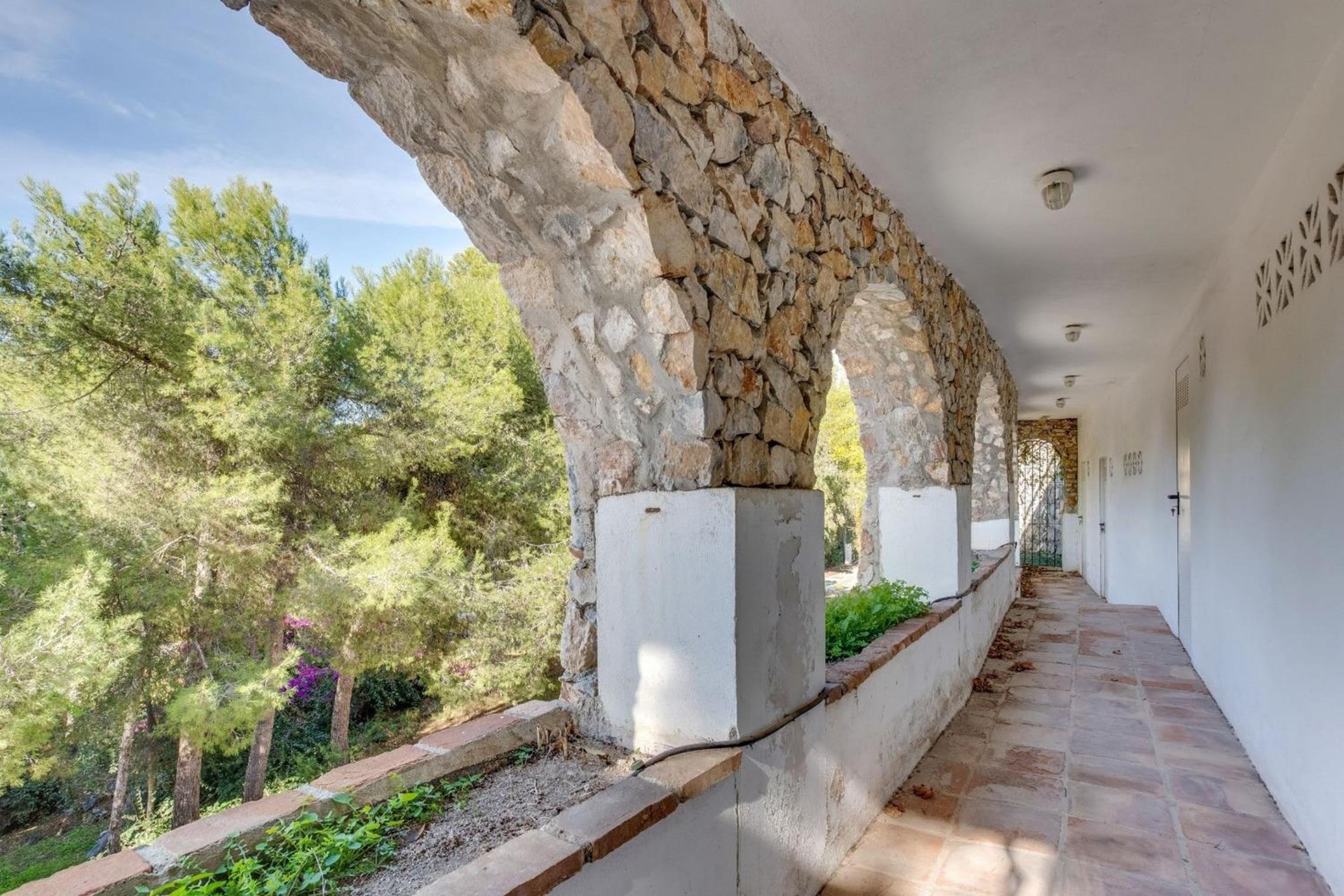 Casa tradicional con bonito jardín