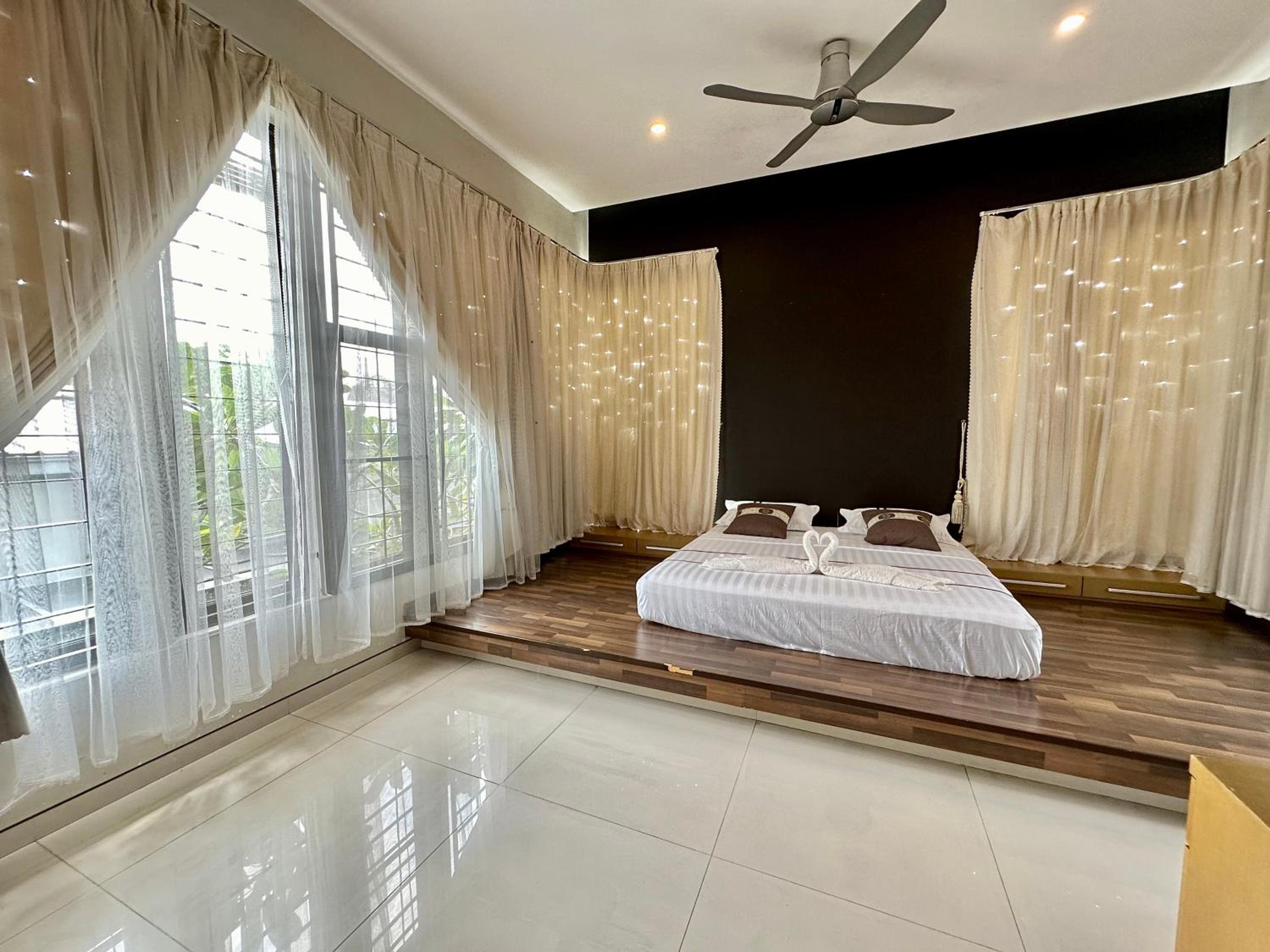 LF Tropical Pool Villa 1 l BBQ l Netflix l KTV l Private Pool l Mt Austin l 6&1R up to 20pax