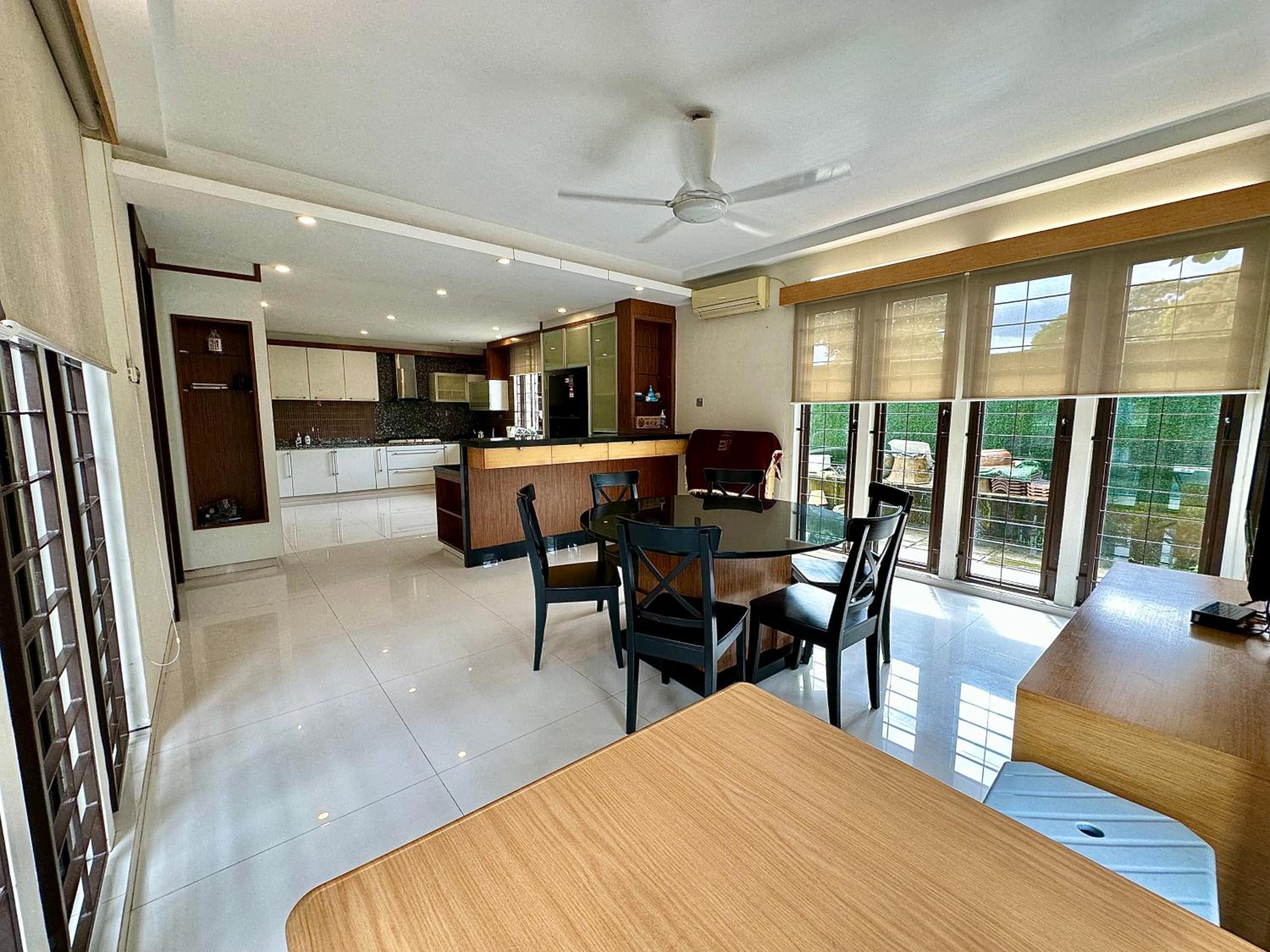 LF Tropical Pool Villa 1 l BBQ l Netflix l KTV l Private Pool l Mt Austin l 6&1R up to 20pax