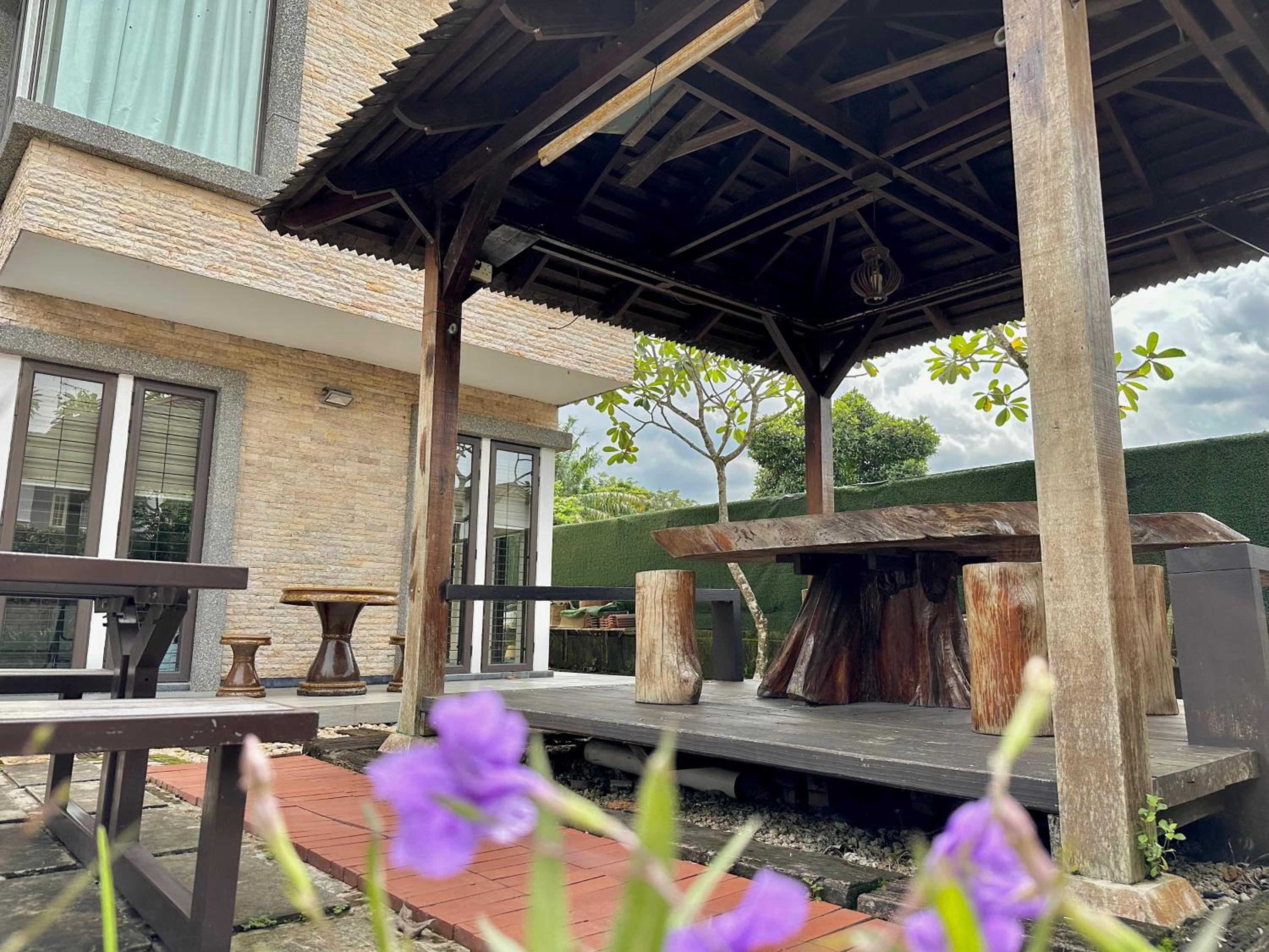 LF Tropical Pool Villa 1 l BBQ l Netflix l KTV l Private Pool l Mt Austin l 6&1R up to 20pax