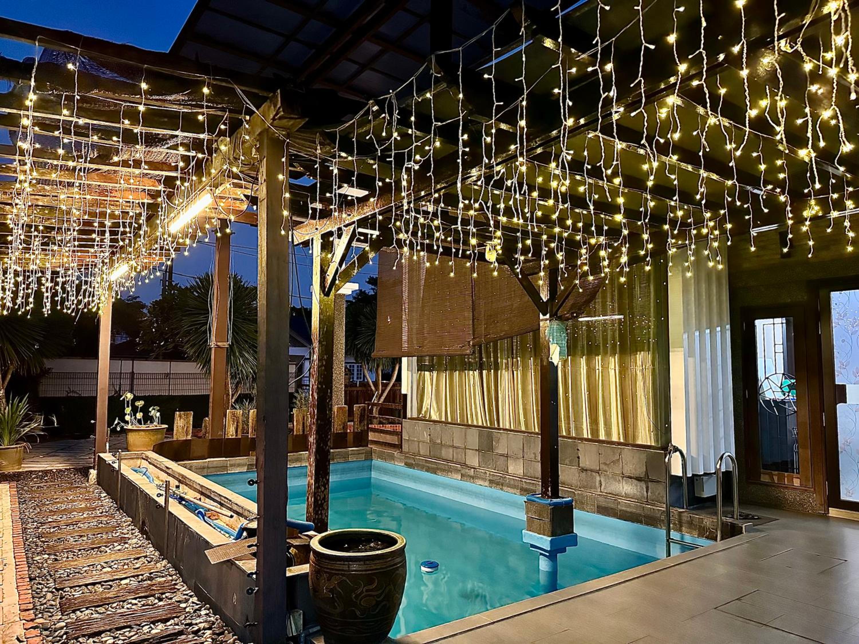 LF Tropical Pool Villa 1 l BBQ l Netflix l KTV l Private Pool l Mt Austin l 6&1R up to 20pax