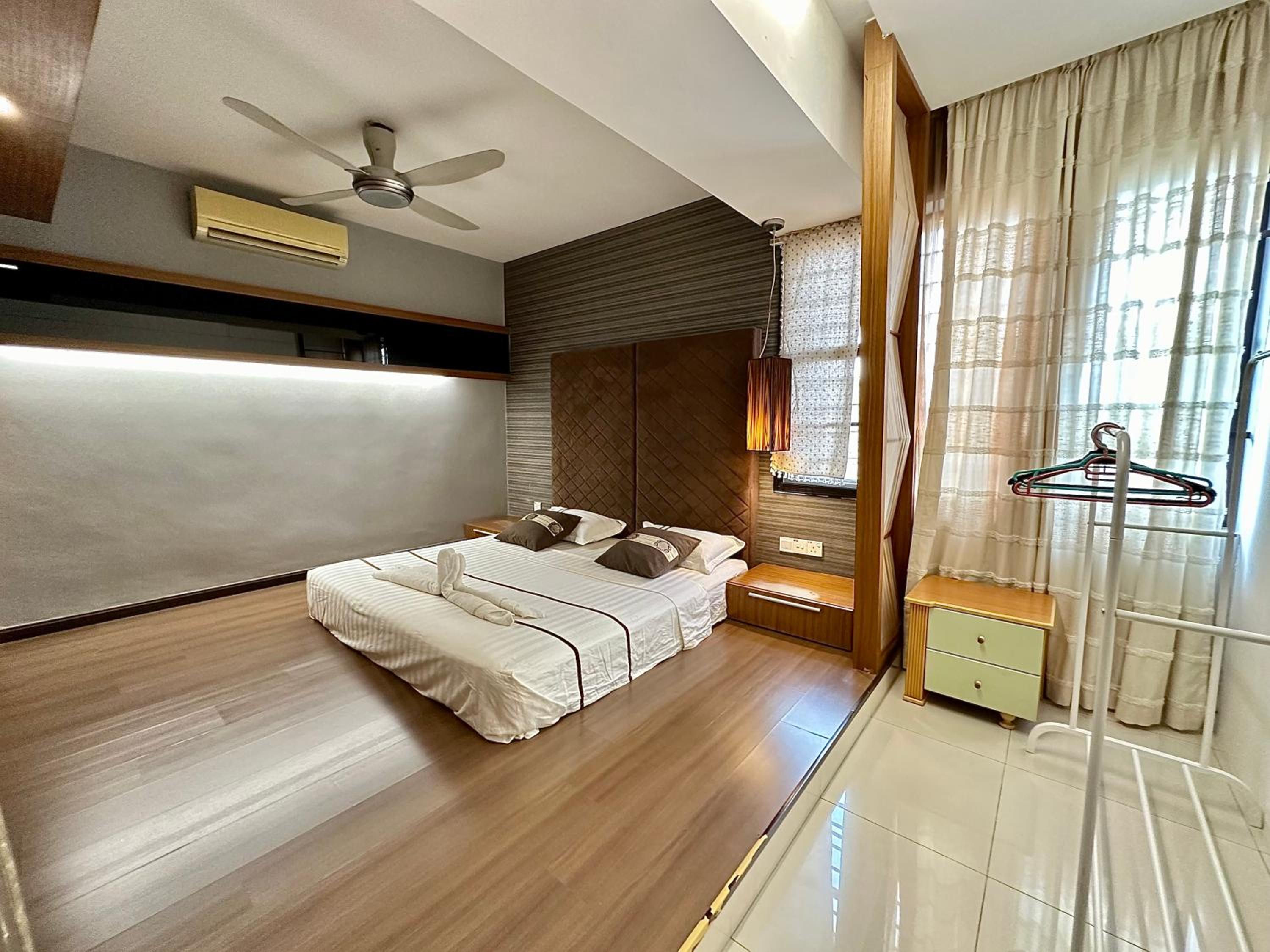 LF Tropical Pool Villa 1 l BBQ l Netflix l KTV l Private Pool l Mt Austin l 6&1R up to 20pax