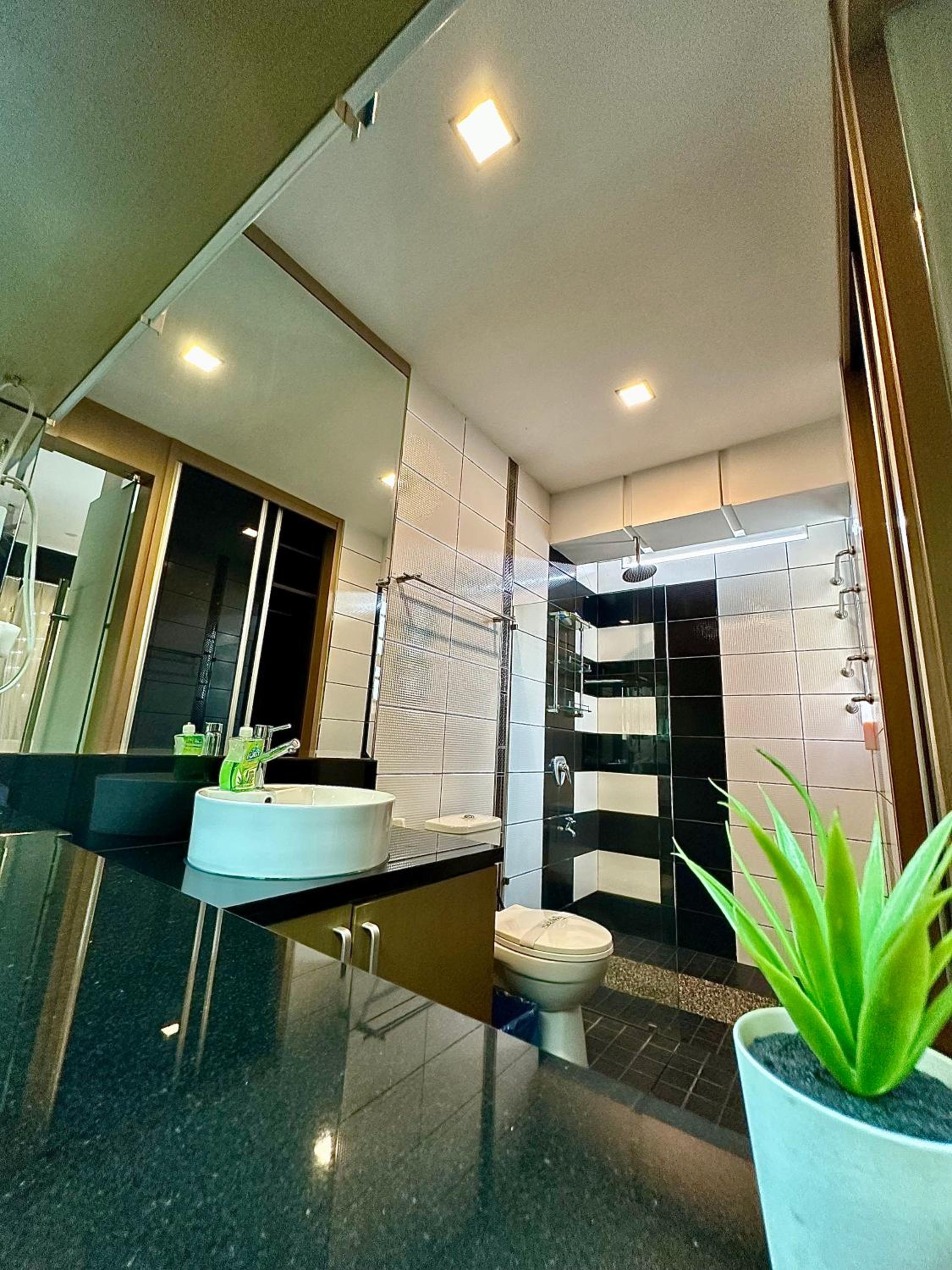 LF Tropical Pool Villa 1 l BBQ l Netflix l KTV l Private Pool l Mt Austin l 6&1R up to 20pax