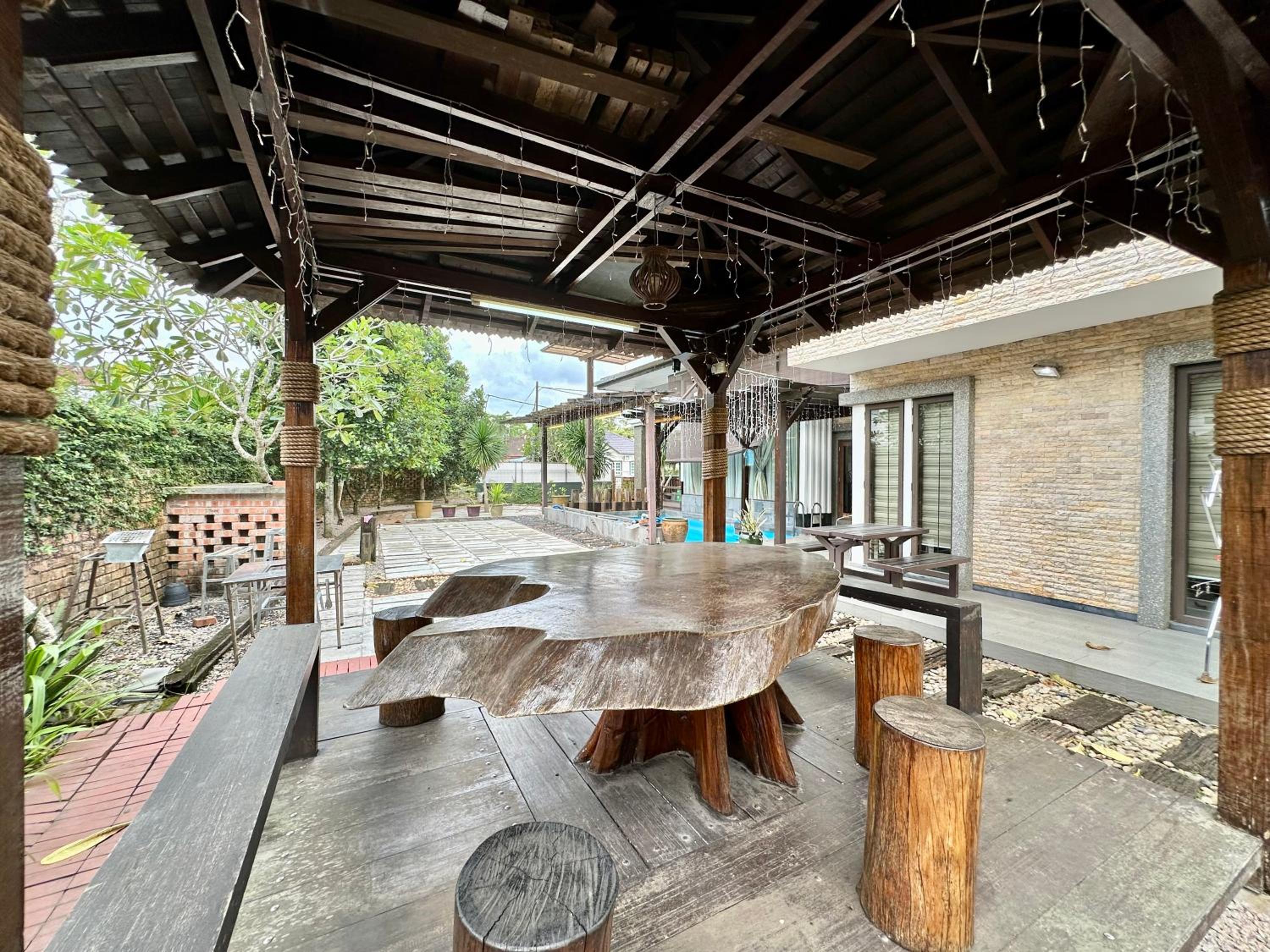 LF Tropical Pool Villa 1 l BBQ l Netflix l KTV l Private Pool l Mt Austin l 6&1R up to 20pax