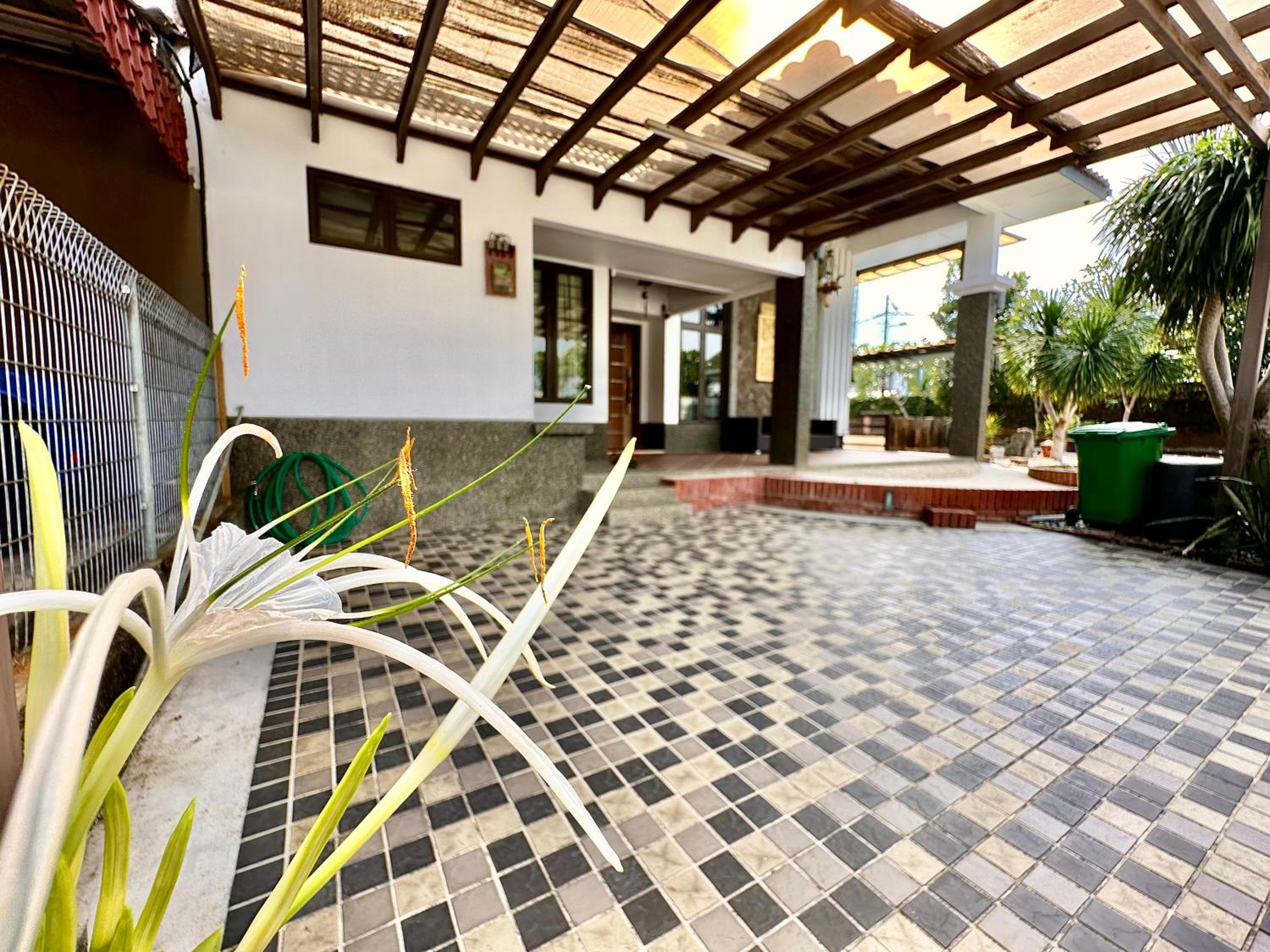 LF Tropical Pool Villa 1 l BBQ l Netflix l KTV l Private Pool l Mt Austin l 6&1R up to 20pax