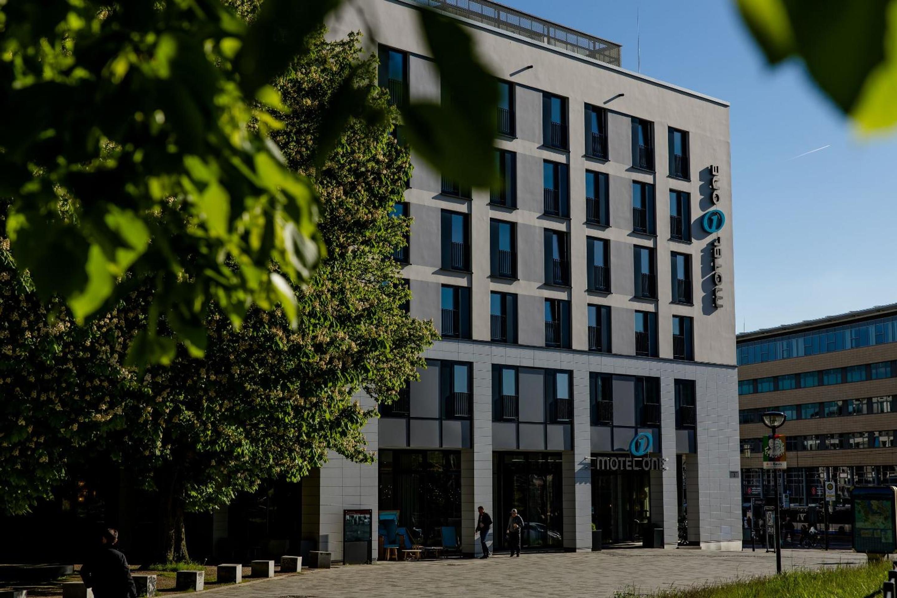 Hotel Motel One Rostock - Image 1