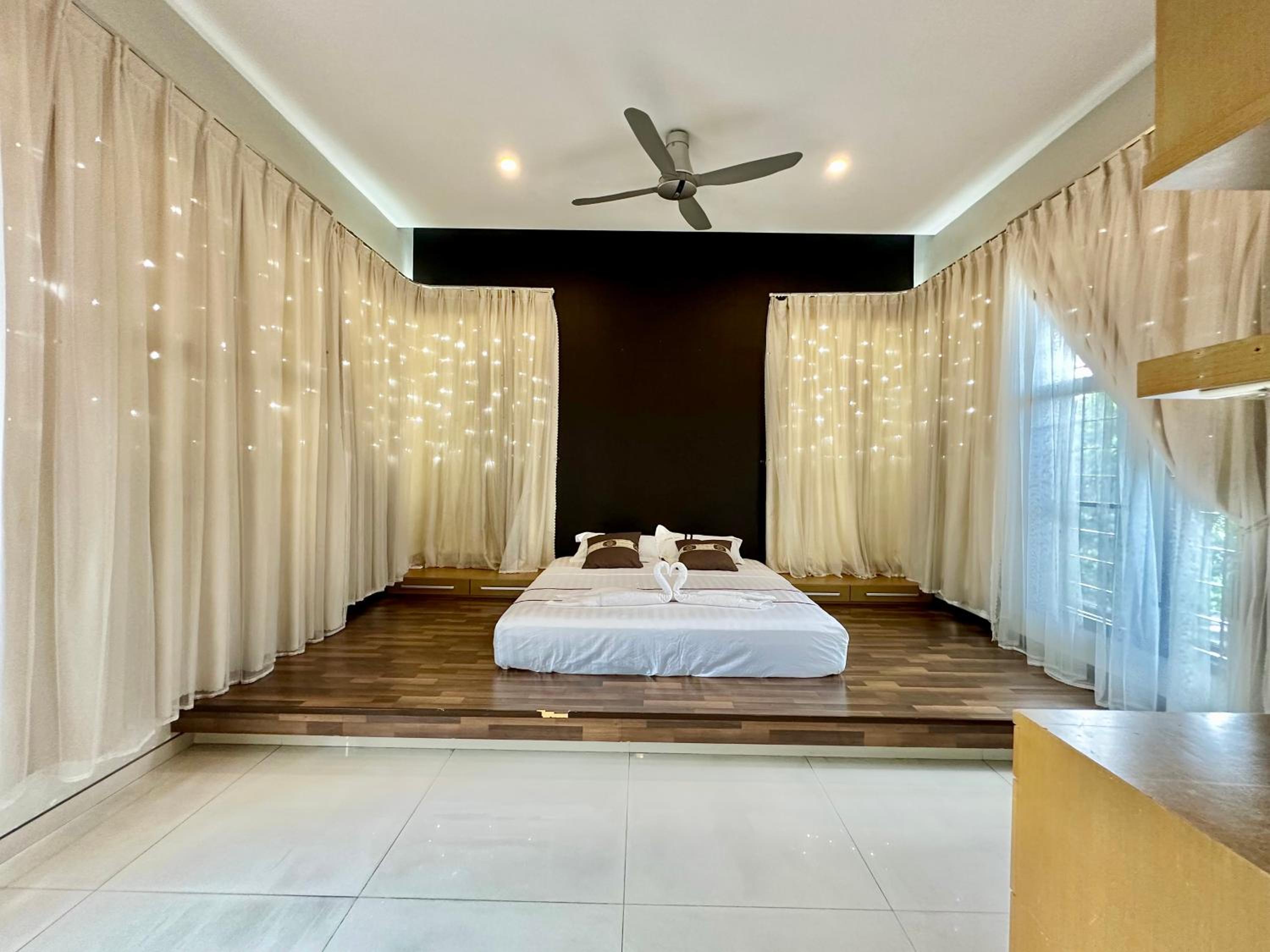 LF Tropical Pool Villa 1 l BBQ l Netflix l KTV l Private Pool l Mt Austin l 6&1R up to 20pax