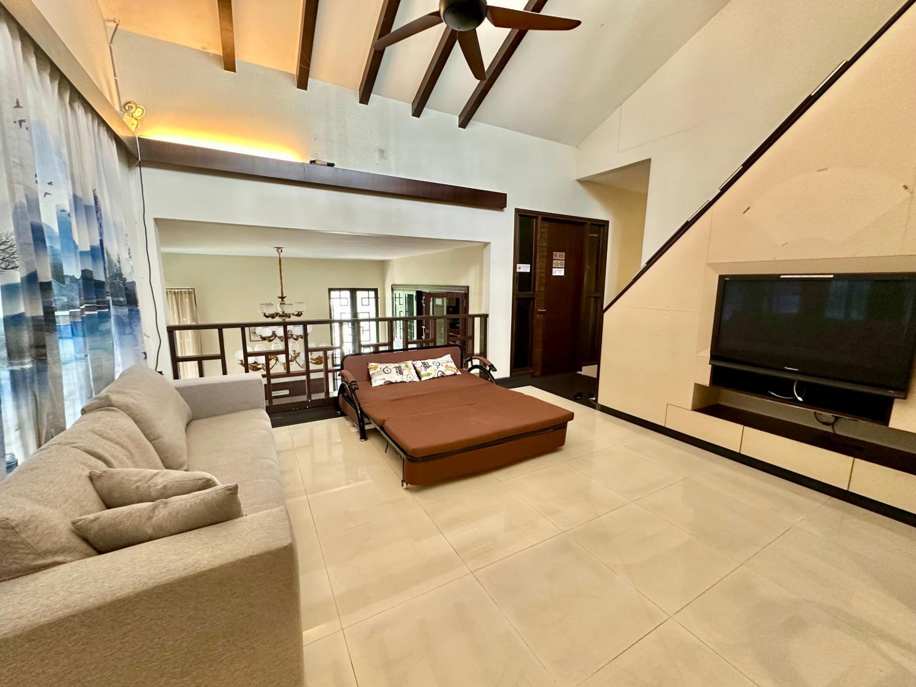 LF Tropical Pool Villa 1 l BBQ l Netflix l KTV l Private Pool l Mt Austin l 6&1R up to 20pax