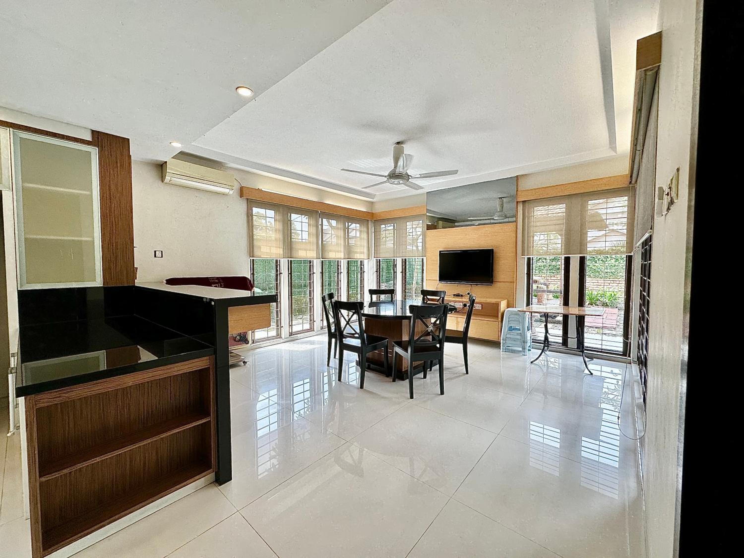 LF Tropical Pool Villa 1 l BBQ l Netflix l KTV l Private Pool l Mt Austin l 6&1R up to 20pax