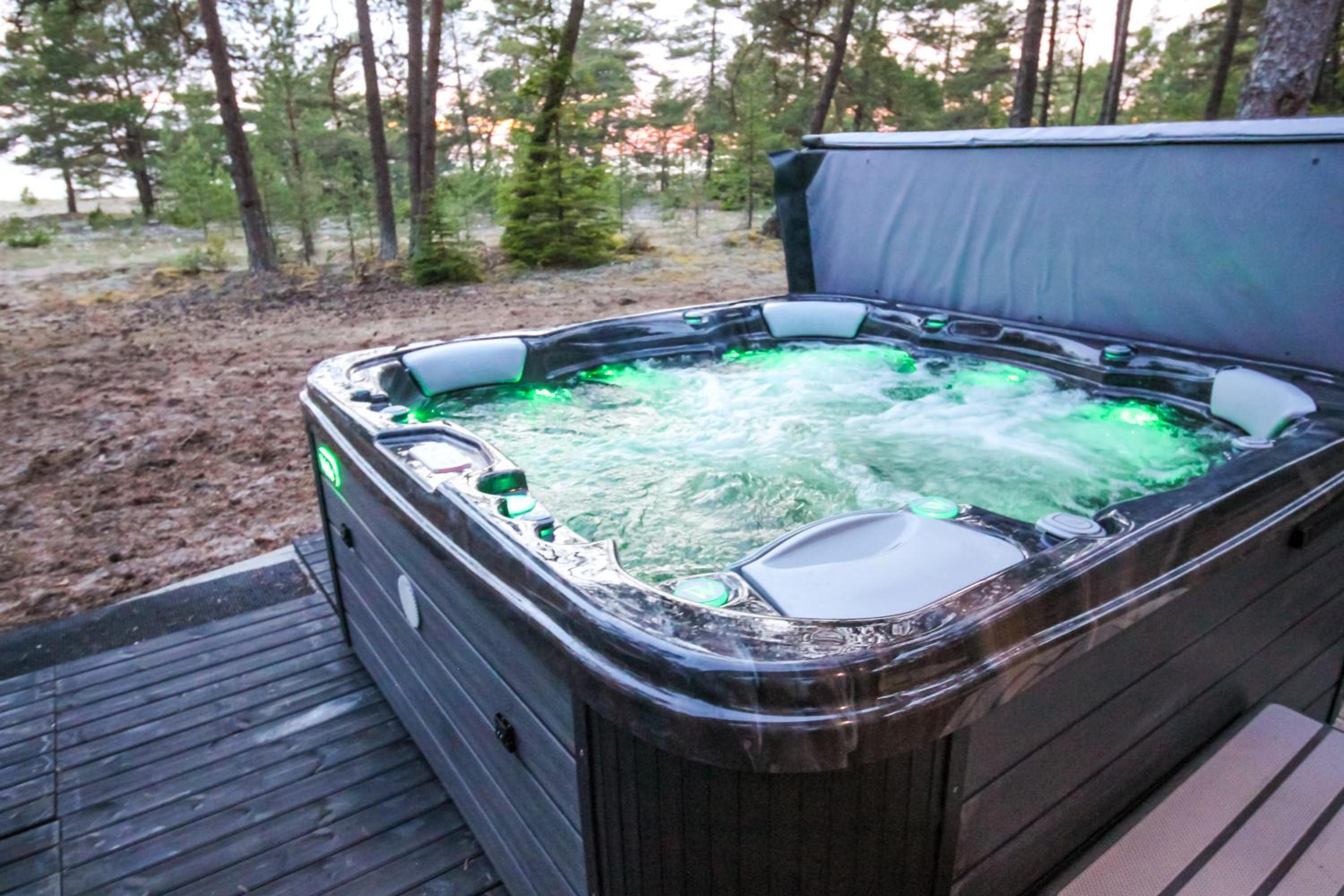 Dirhami jacuzzi villa