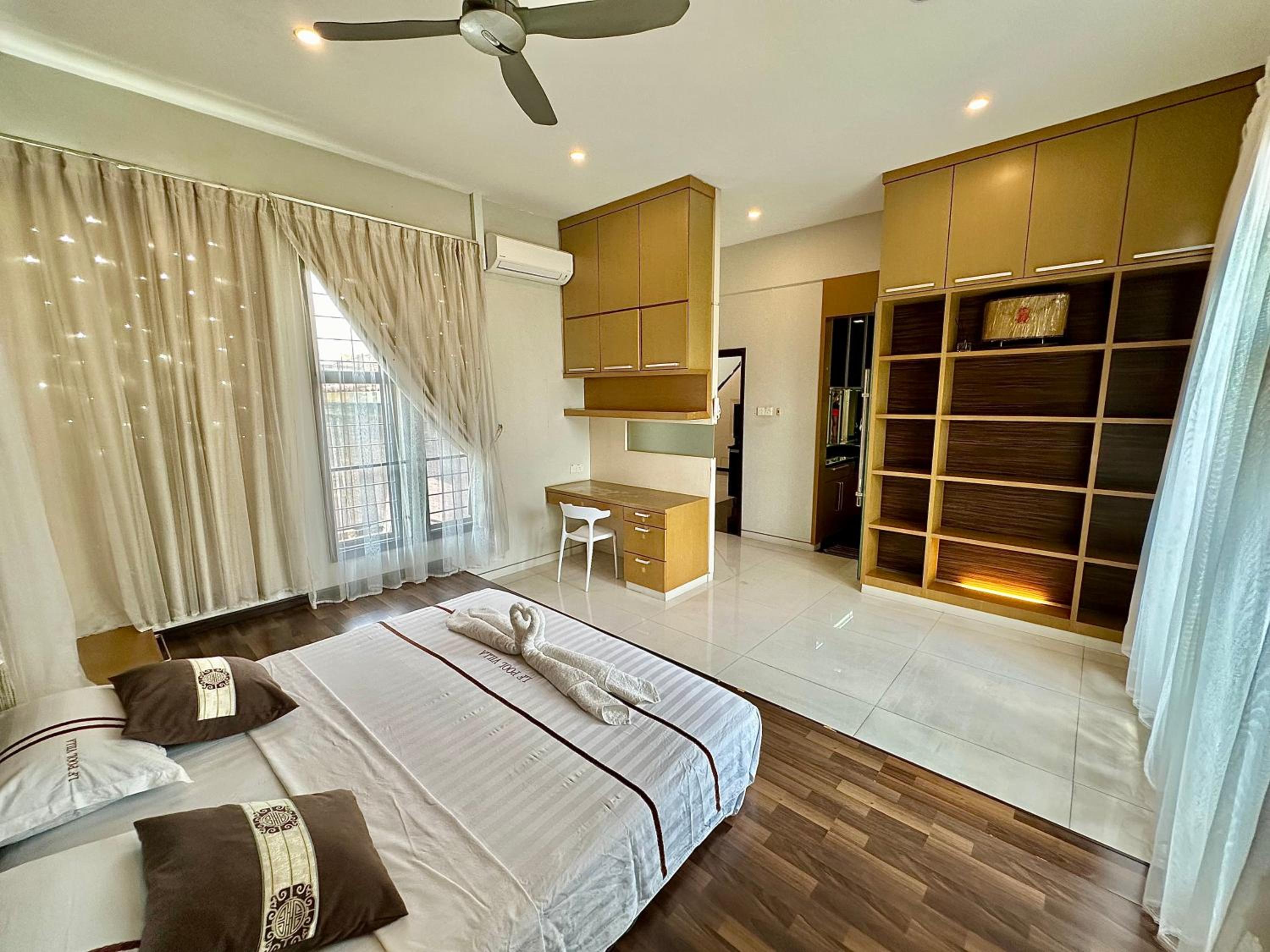 LF Tropical Pool Villa 1 l BBQ l Netflix l KTV l Private Pool l Mt Austin l 6&1R up to 20pax