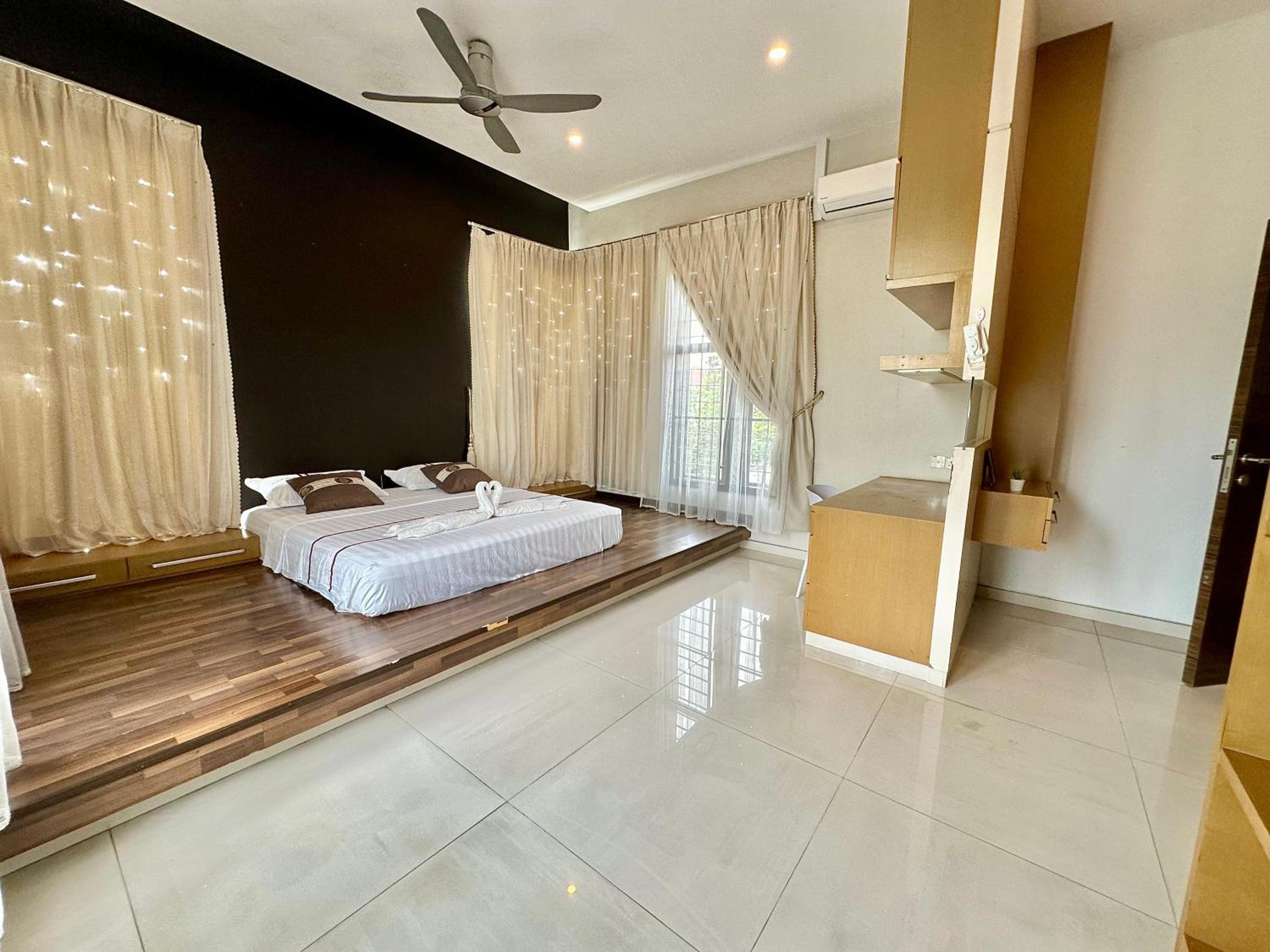 LF Tropical Pool Villa 1 l BBQ l Netflix l KTV l Private Pool l Mt Austin l 6&1R up to 20pax