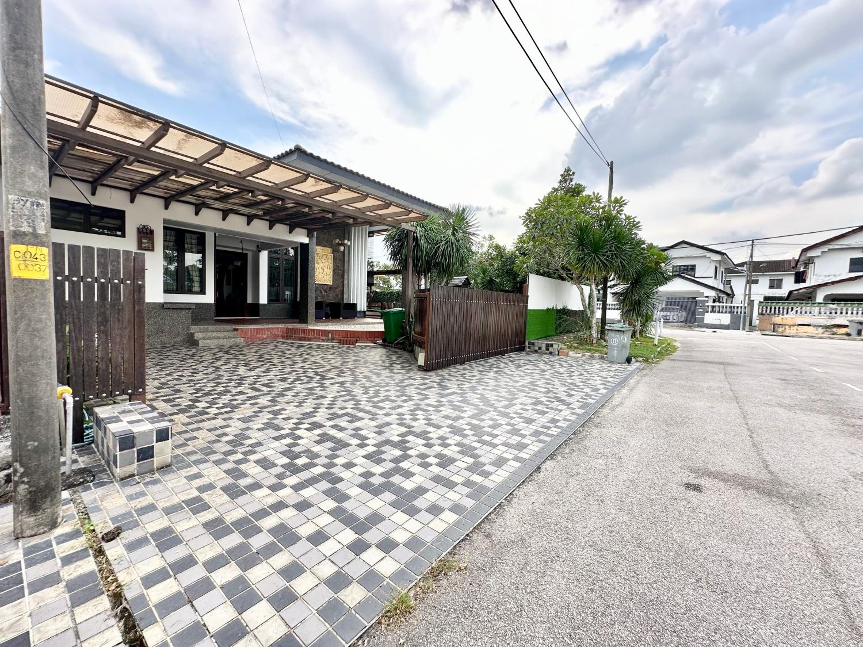 LF Tropical Pool Villa 1 l BBQ l Netflix l KTV l Private Pool l Mt Austin l 6&1R up to 20pax