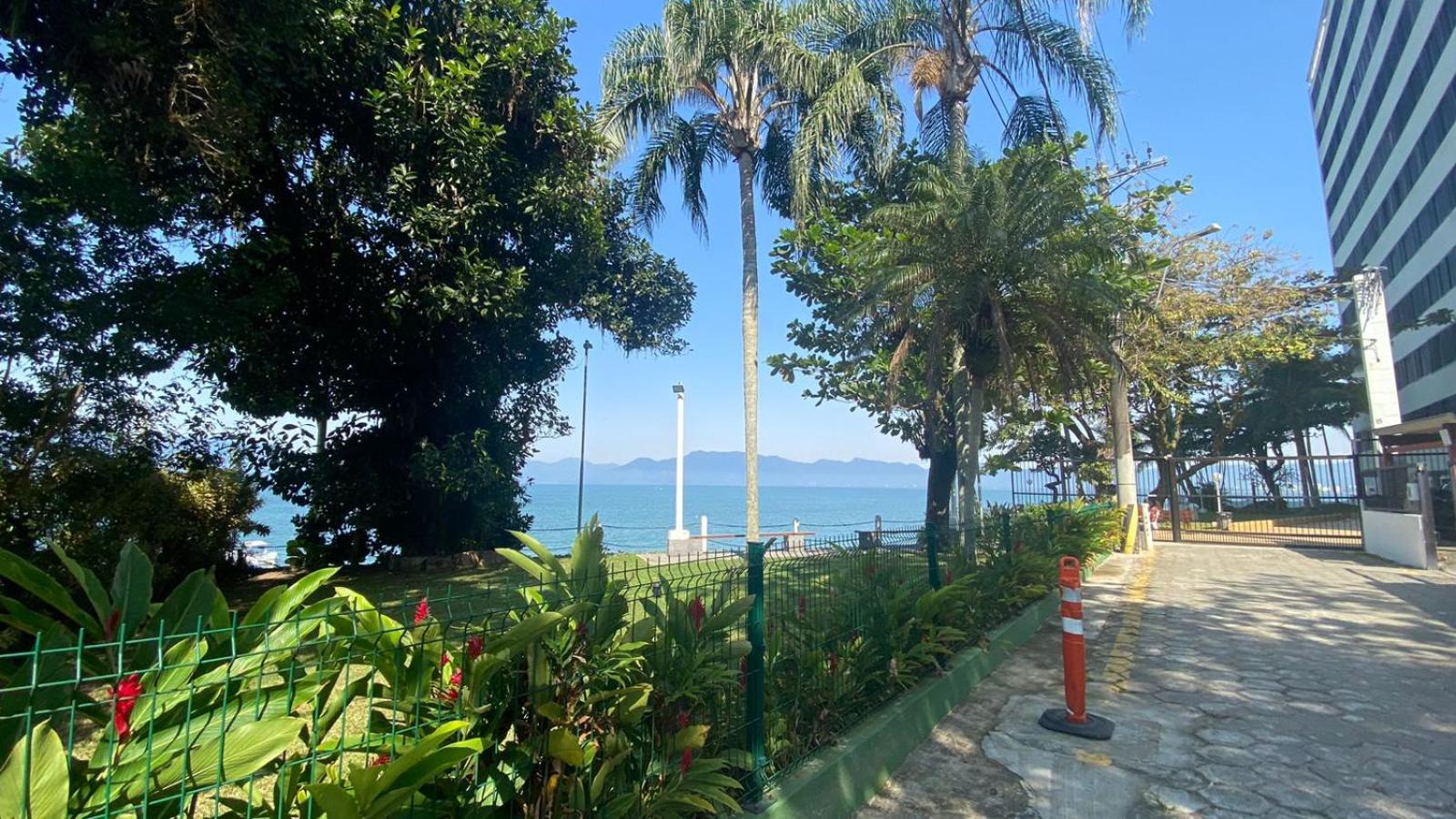 Apto 2 quartos - VISTA MAR - PÉ NA AREIA- PETFRIENDLY PREMIUM na prainha