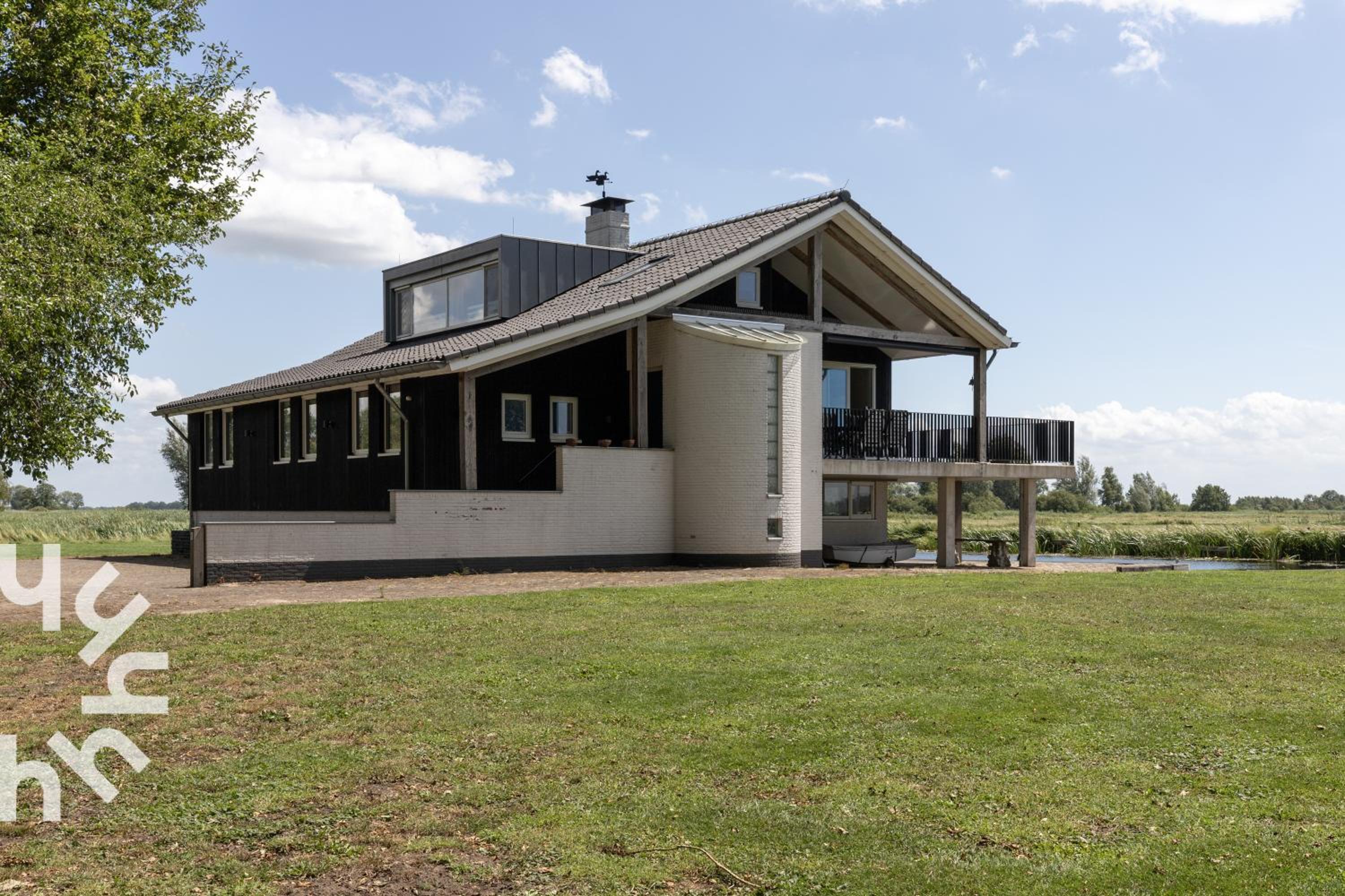 OV573 - Luxurious, modern holiday villa for 11 people on the water near Giethoorn view 3