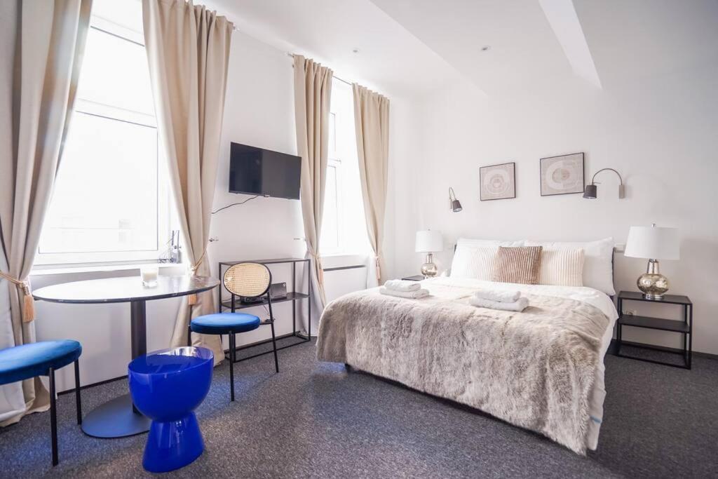 Next to Danube Canal, 5 min to city center with Metro