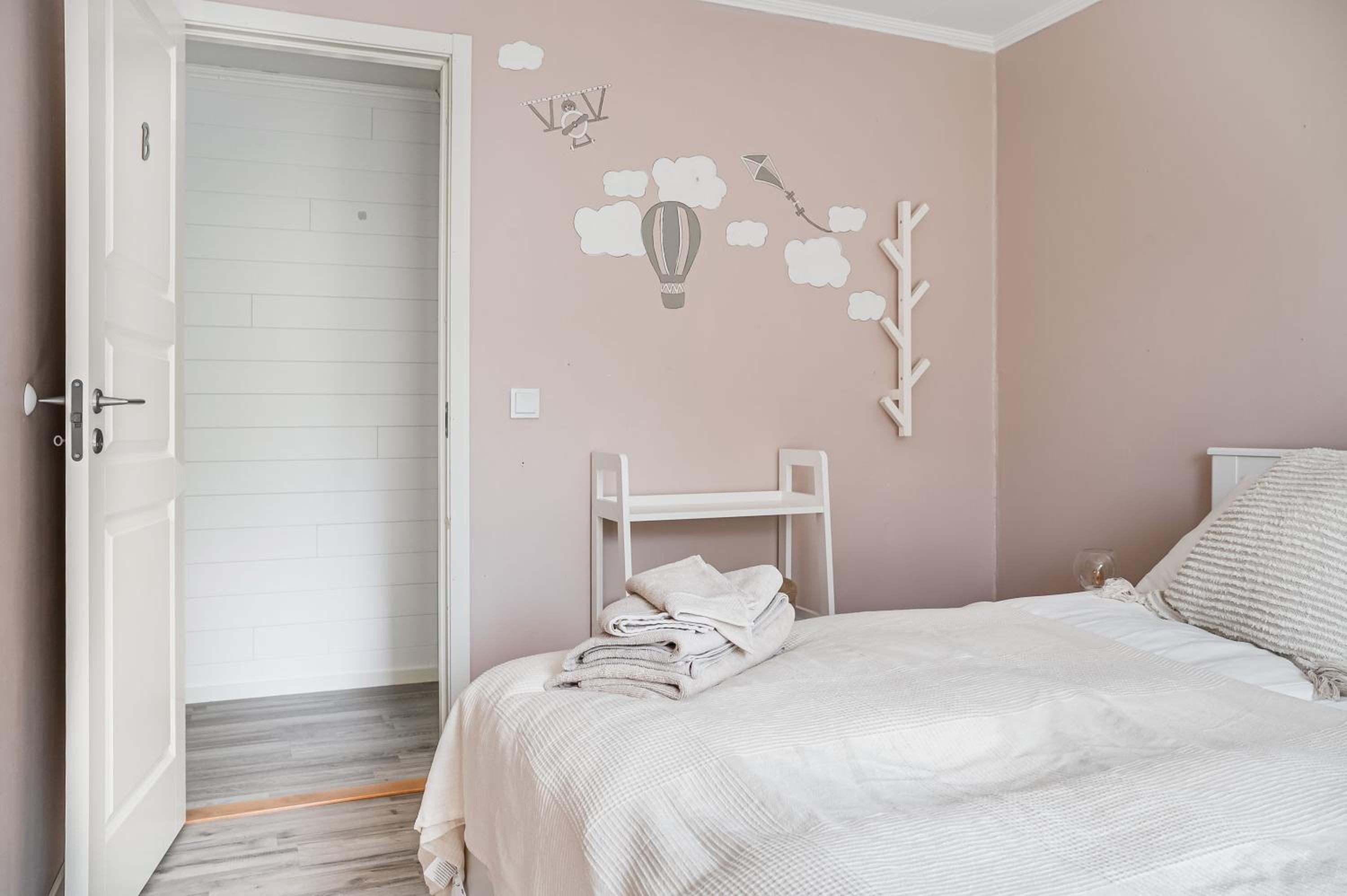 Stylish 4 bedroom home with sauna view 2