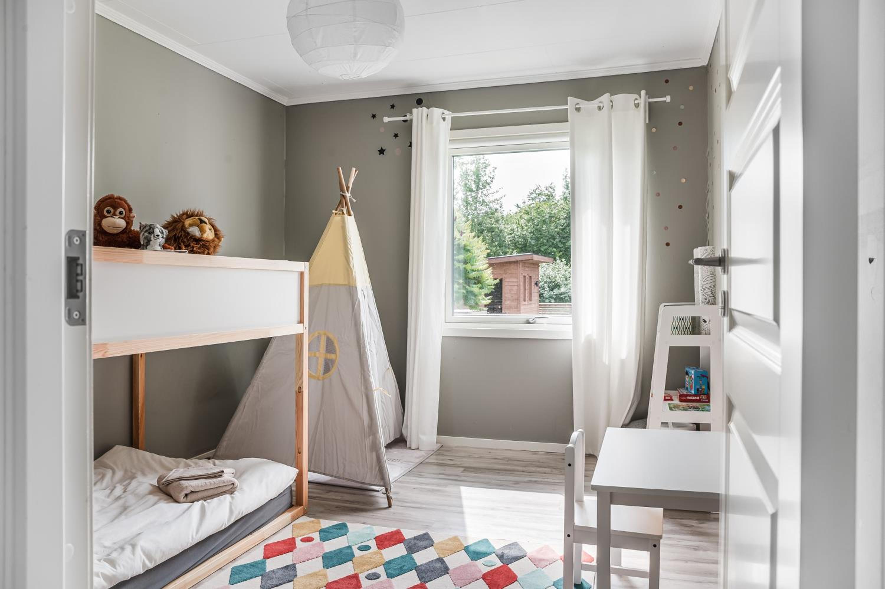 Stylish 4 bedroom home with sauna view 4