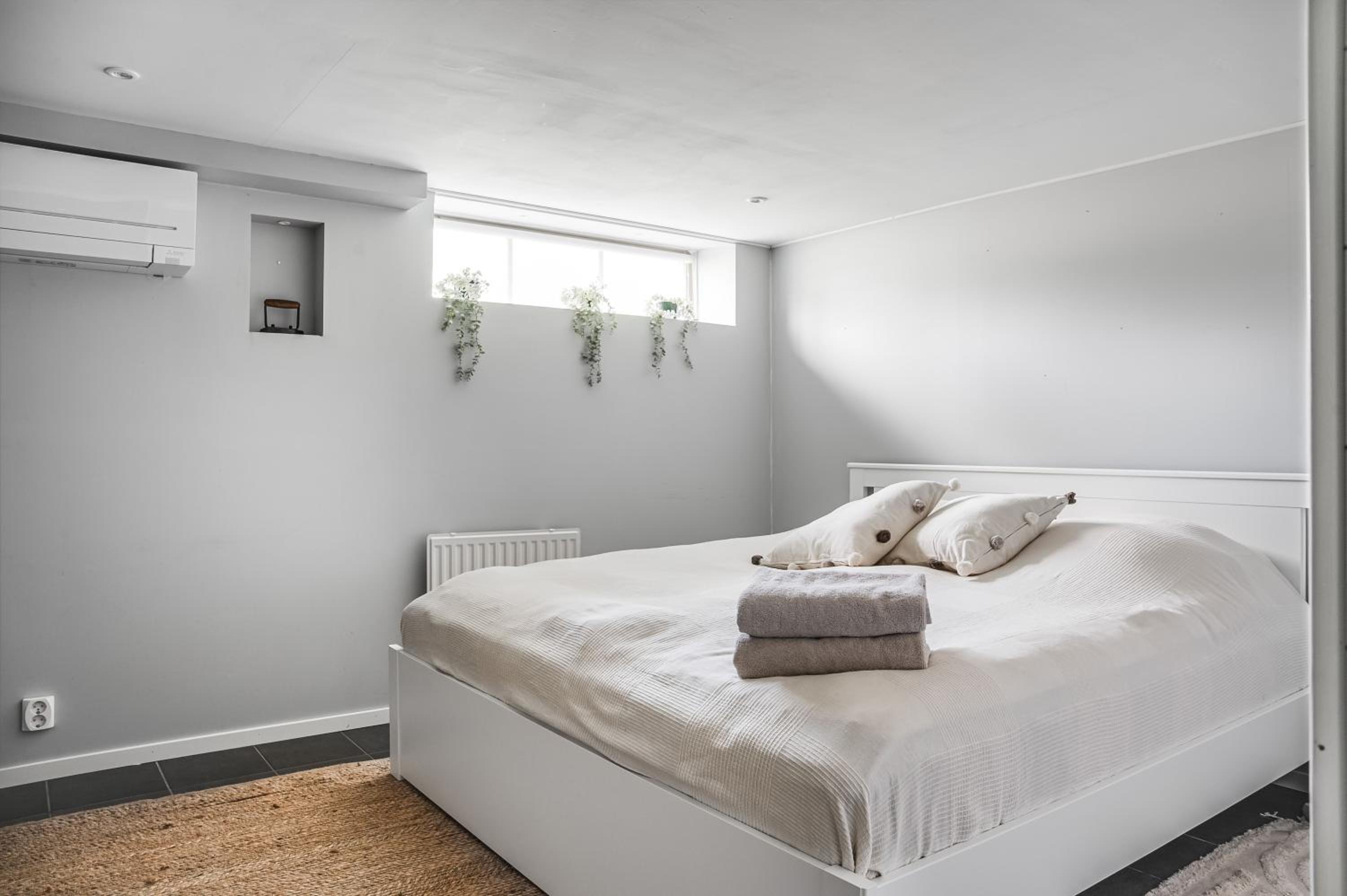 Stylish 4 bedroom home with sauna view 3