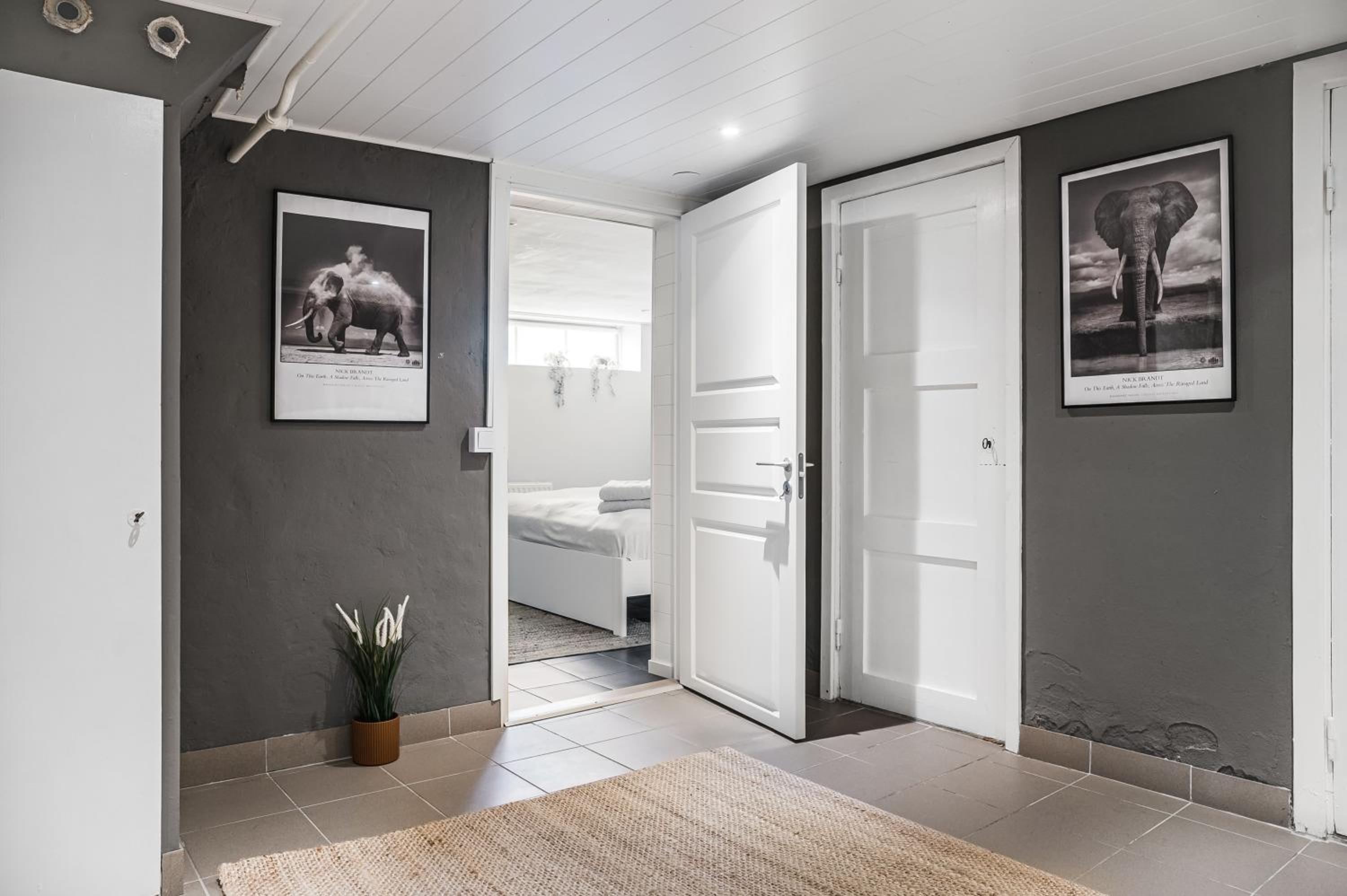 Stylish 4 bedroom home with sauna view 5