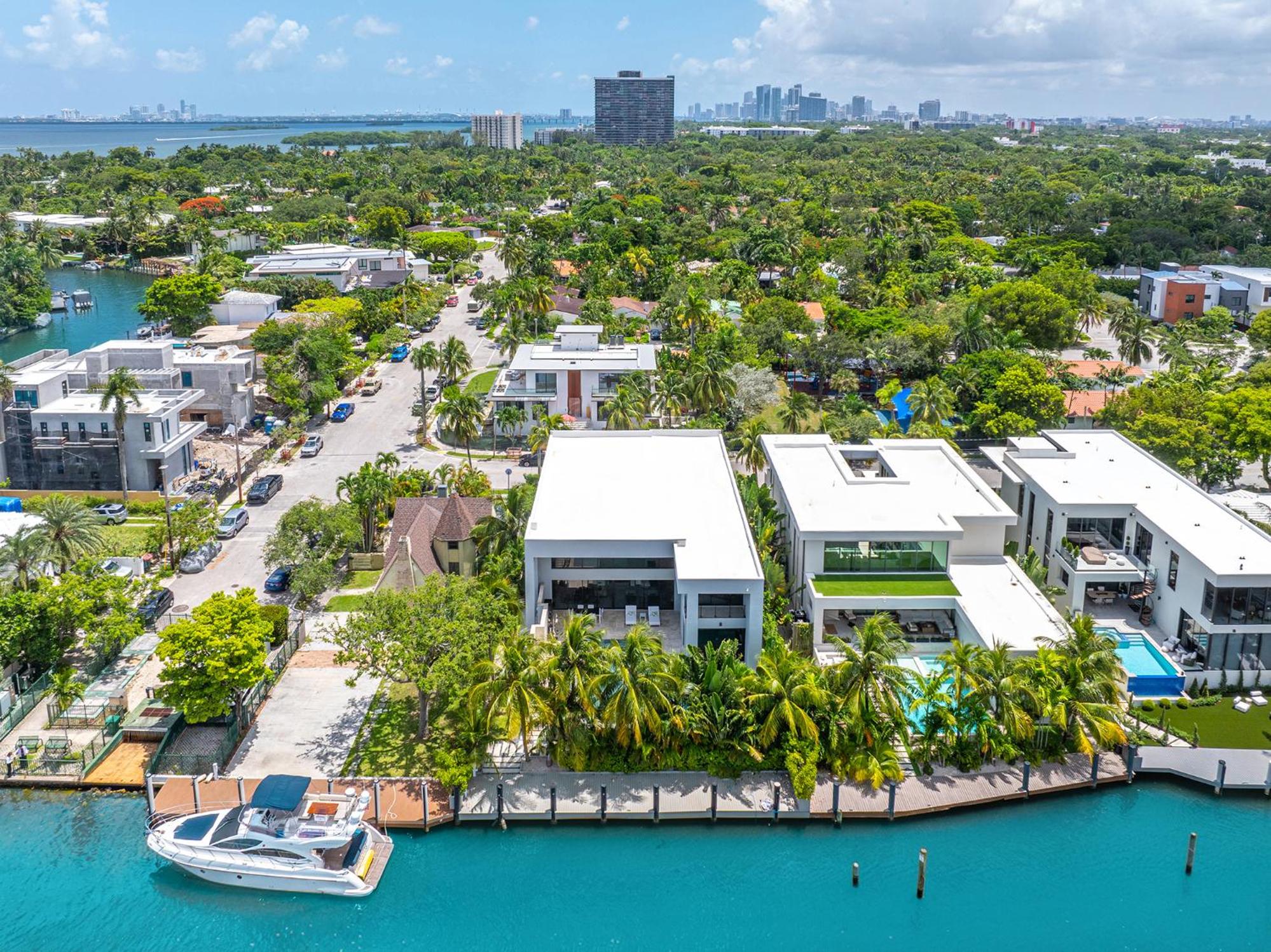 VILLA WATERFRONT MIAMI 6 BEDROOMs SLEEPS 14 PEOPLE