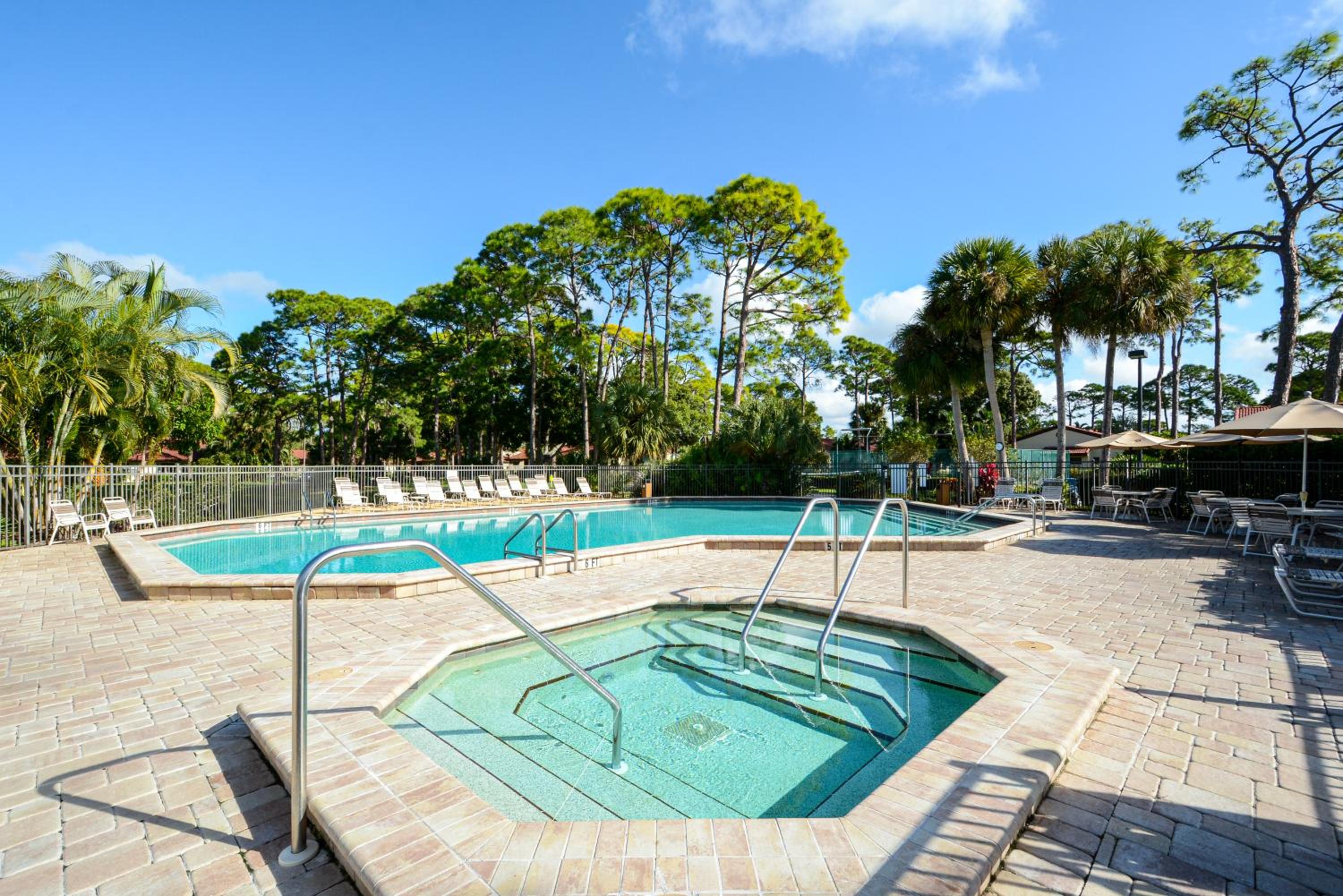 Villa Pine Tree Pool close to the beaches Siesta Key view 5