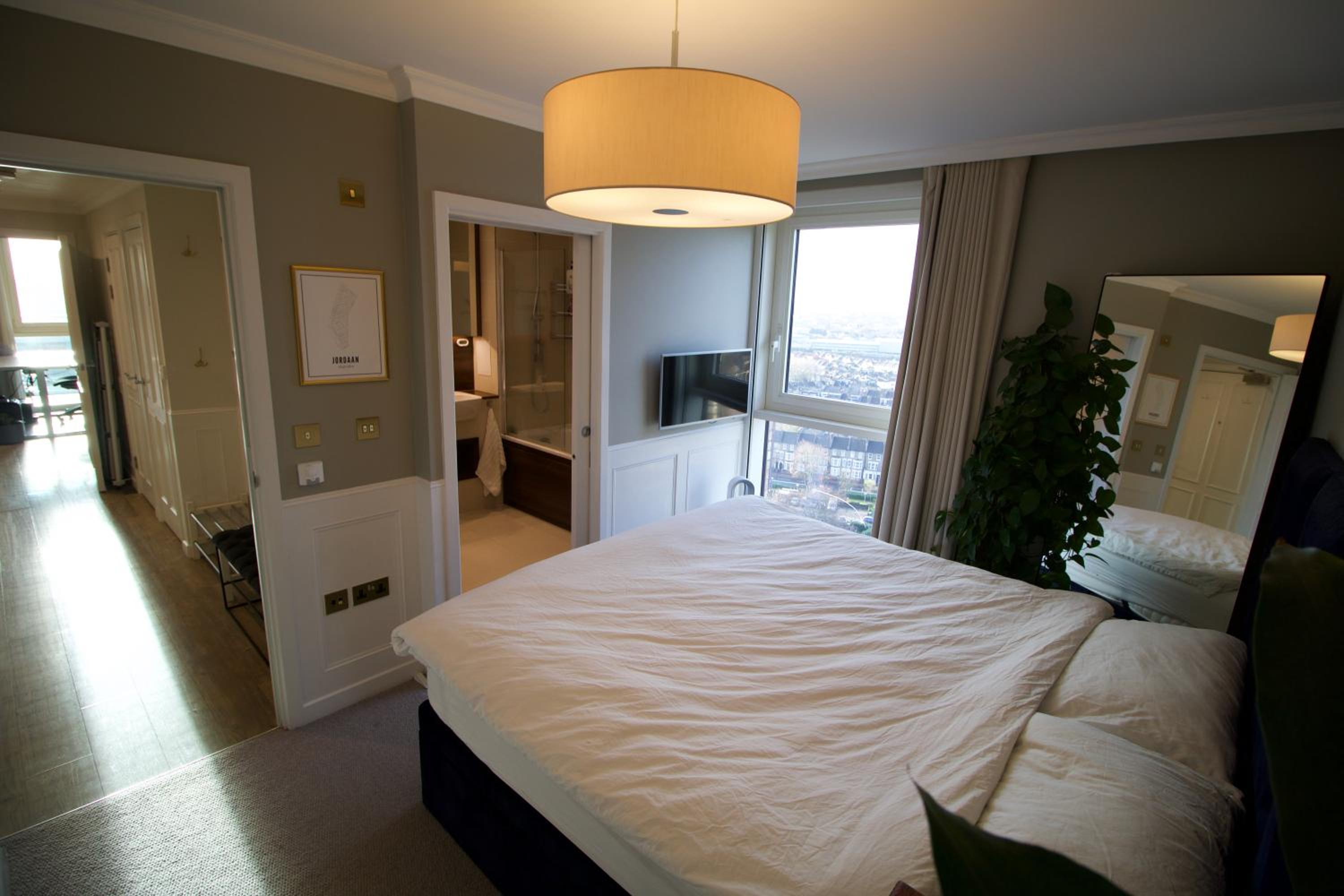 Luxury Surrey Quays Apartment