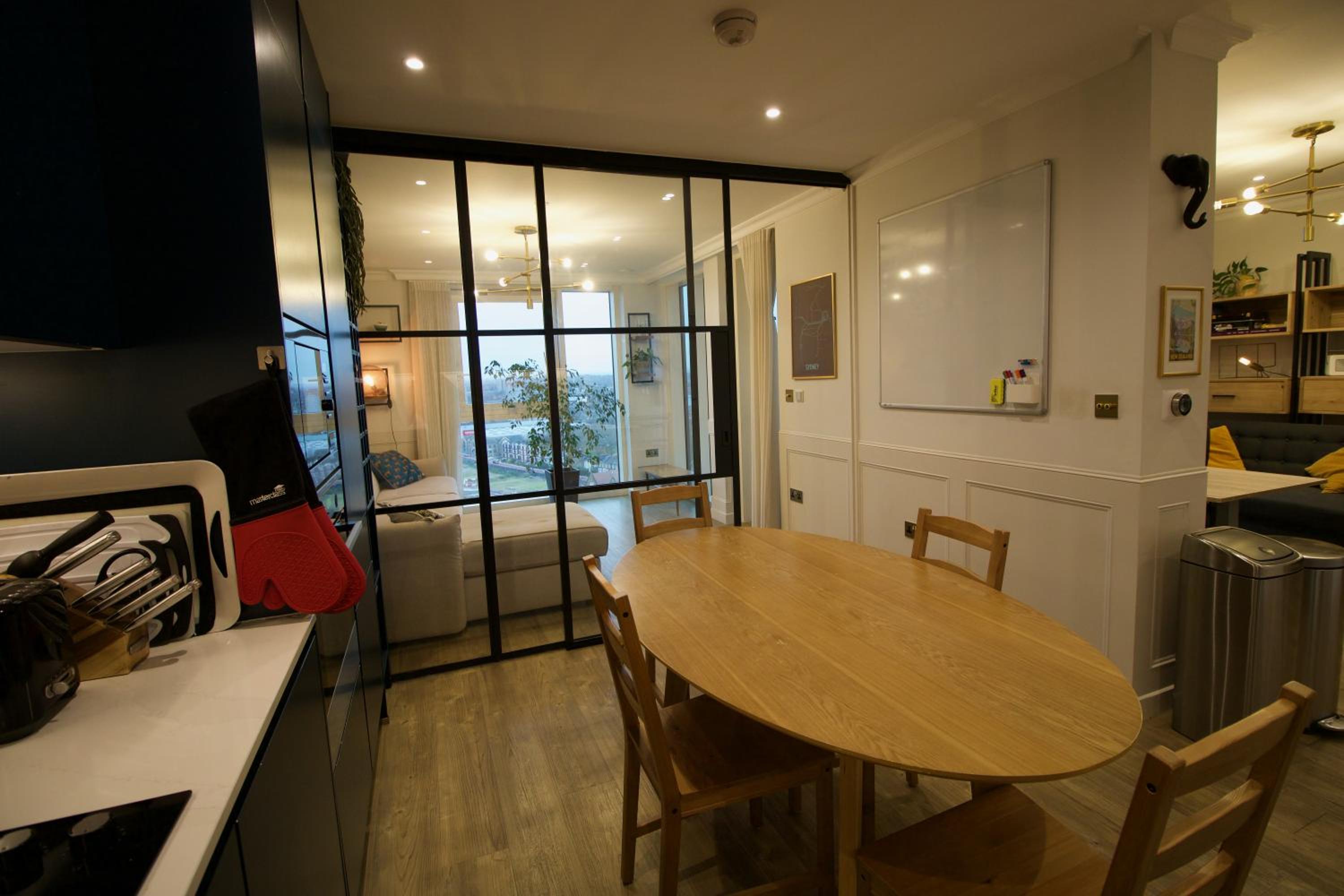 Luxury Surrey Quays Apartment