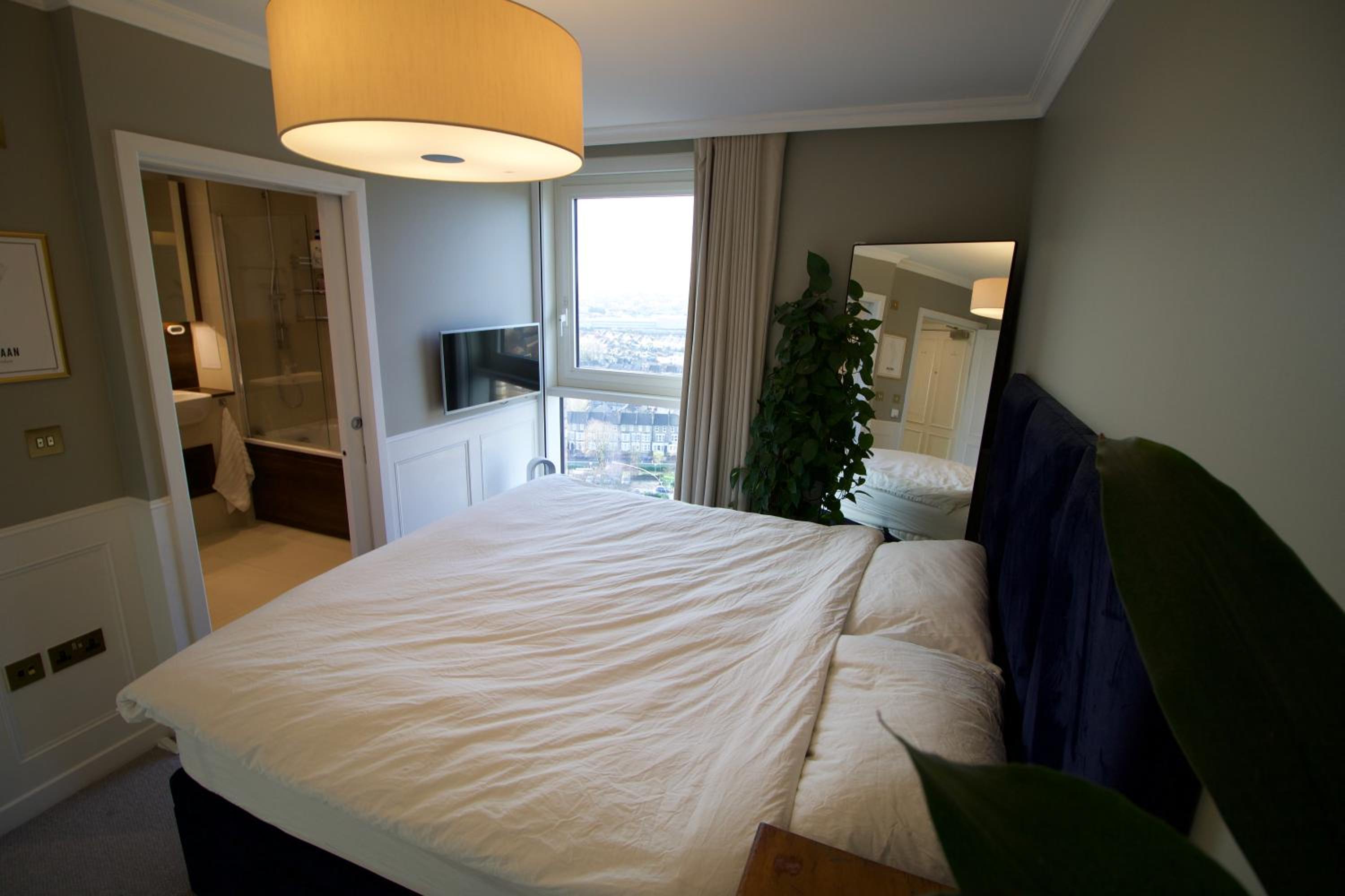 Luxury Surrey Quays Apartment