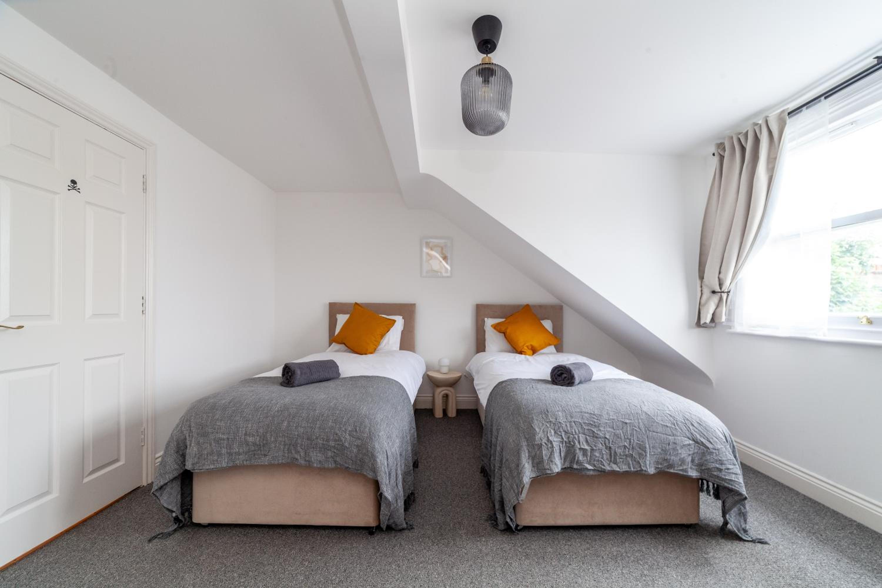 Arte Stays Serviced Houses Stratford - 3 Bedrooms 2 Bathrooms Houses London, Stratford, Maryland, Free Parking, Garden, Weekly or Monthly Stays - up to 8 g