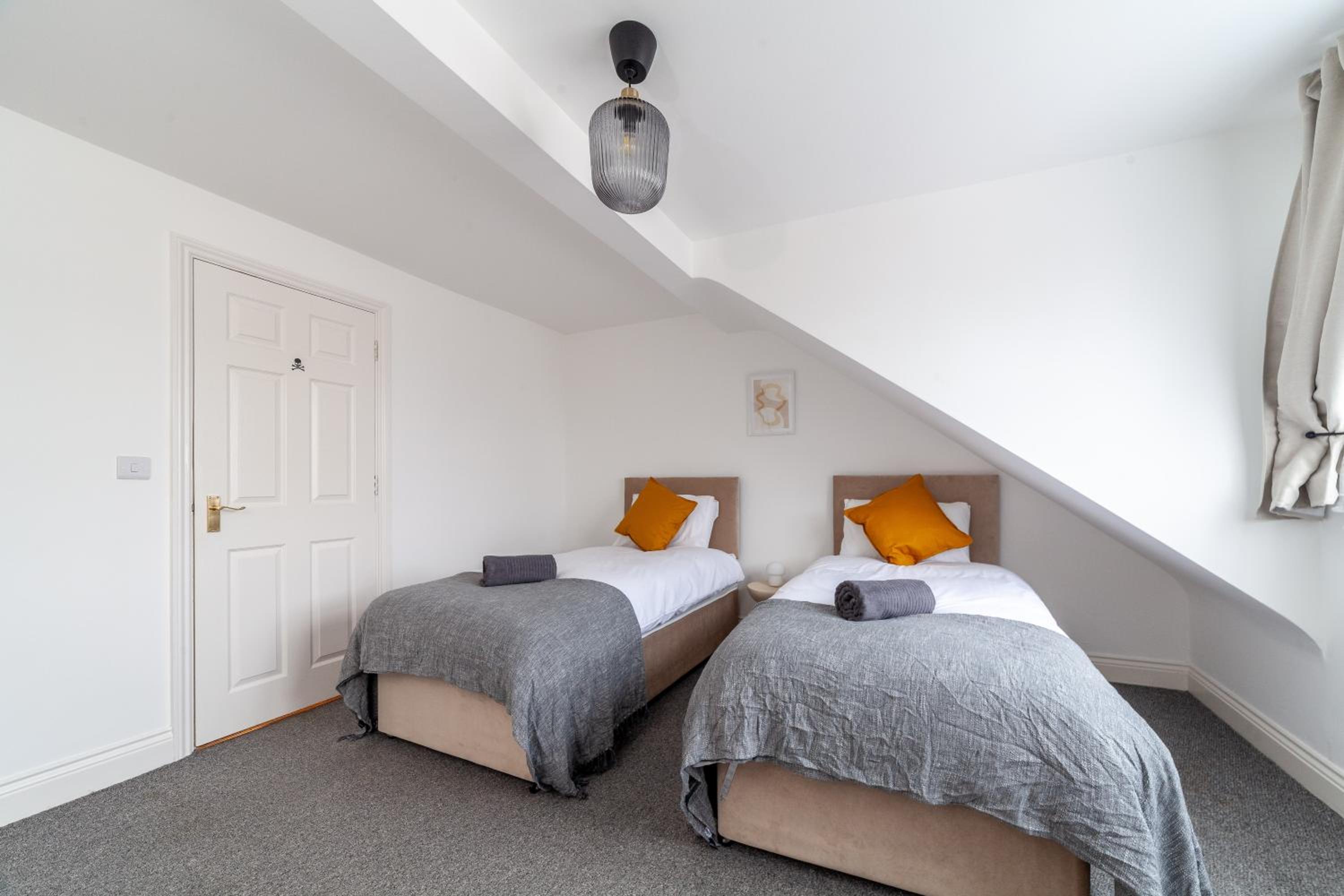 Arte Stays Serviced Houses Stratford - 3 Bedrooms 2 Bathrooms Houses London, Stratford, Maryland, Free Parking, Garden, Weekly or Monthly Stays - up to 8 g