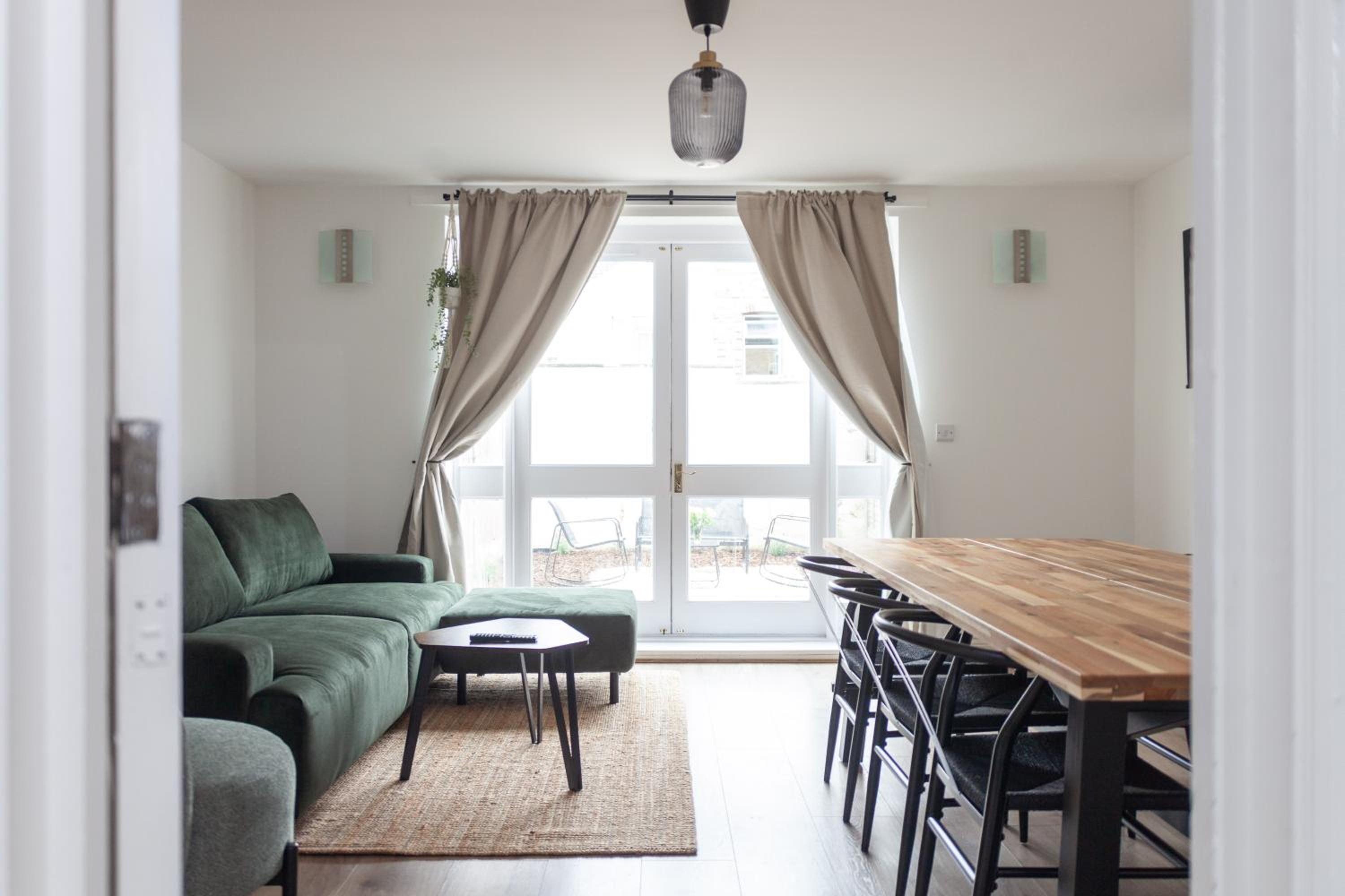Arte Stays Serviced Houses Stratford - 3 Bedrooms 2 Bathrooms Houses London, Stratford, Maryland, Free Parking, Garden, Weekly or Monthly Stays - up to 8 g