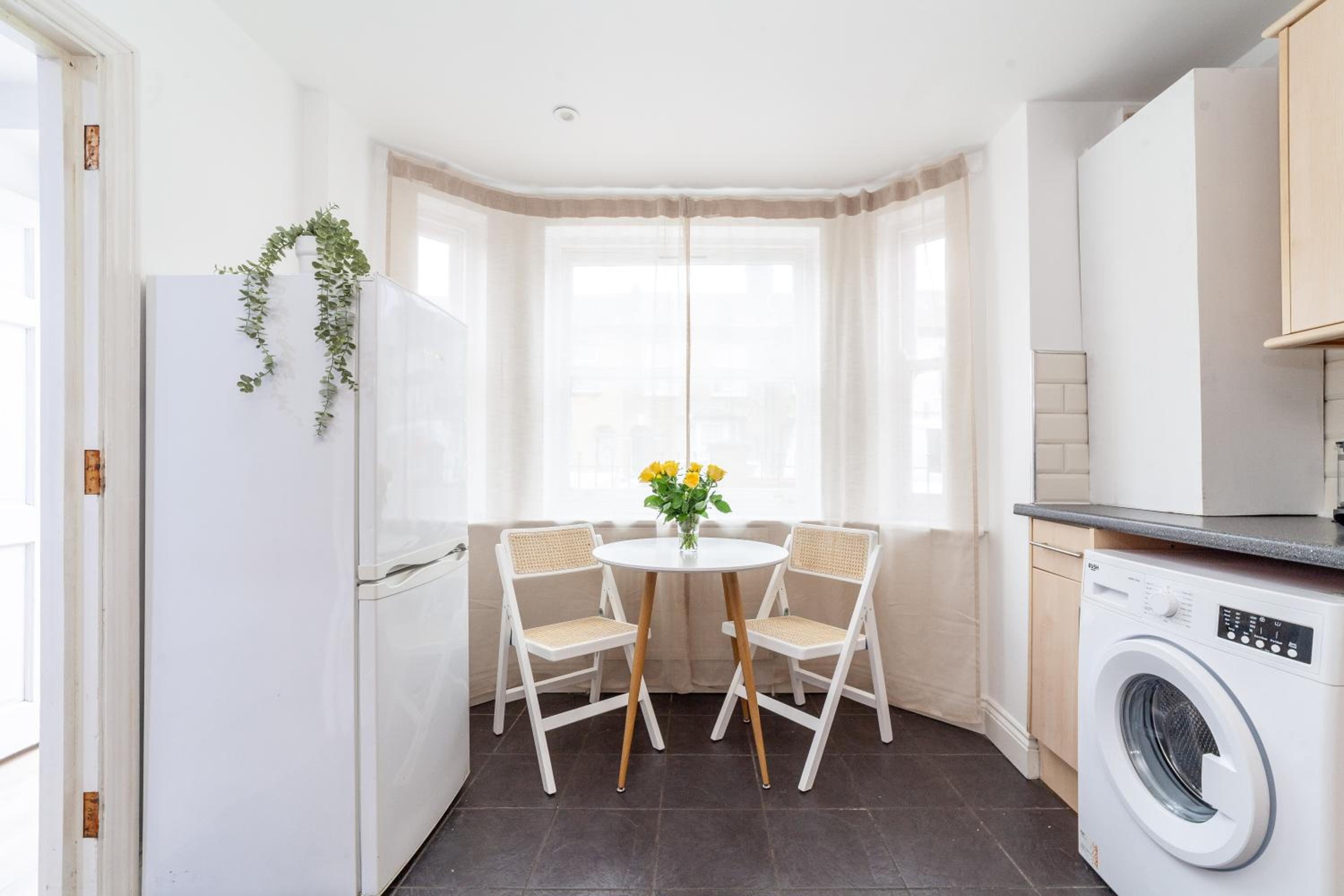 Arte Stays Serviced Houses Stratford - 3 Bedrooms 2 Bathrooms Houses London, Stratford, Maryland, Free Parking, Garden, Weekly or Monthly Stays - up to 8 g
