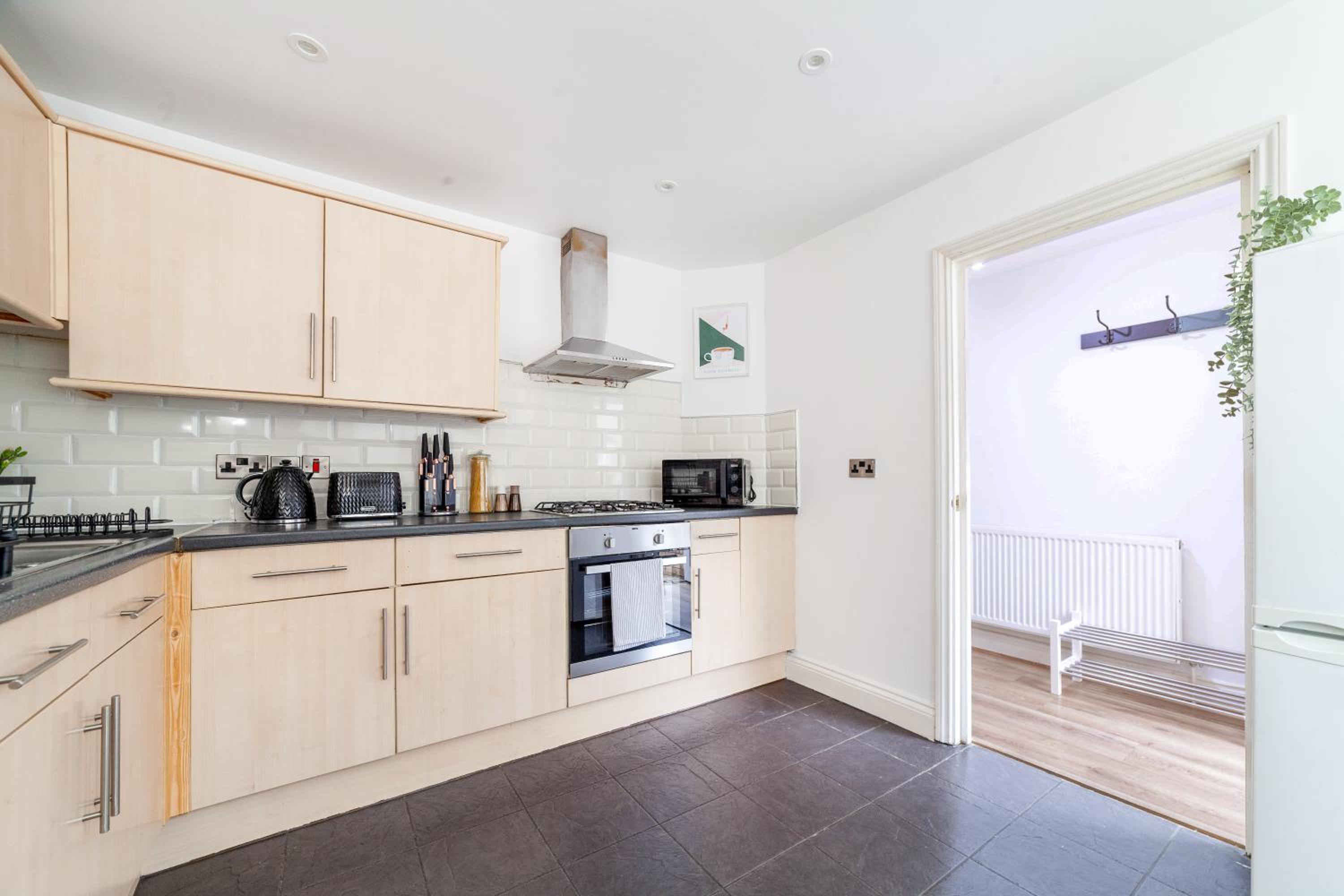 Arte Stays Serviced Houses Stratford - 3 Bedrooms 2 Bathrooms Houses London, Stratford, Maryland, Free Parking, Garden, Weekly or Monthly Stays - up to 8 g