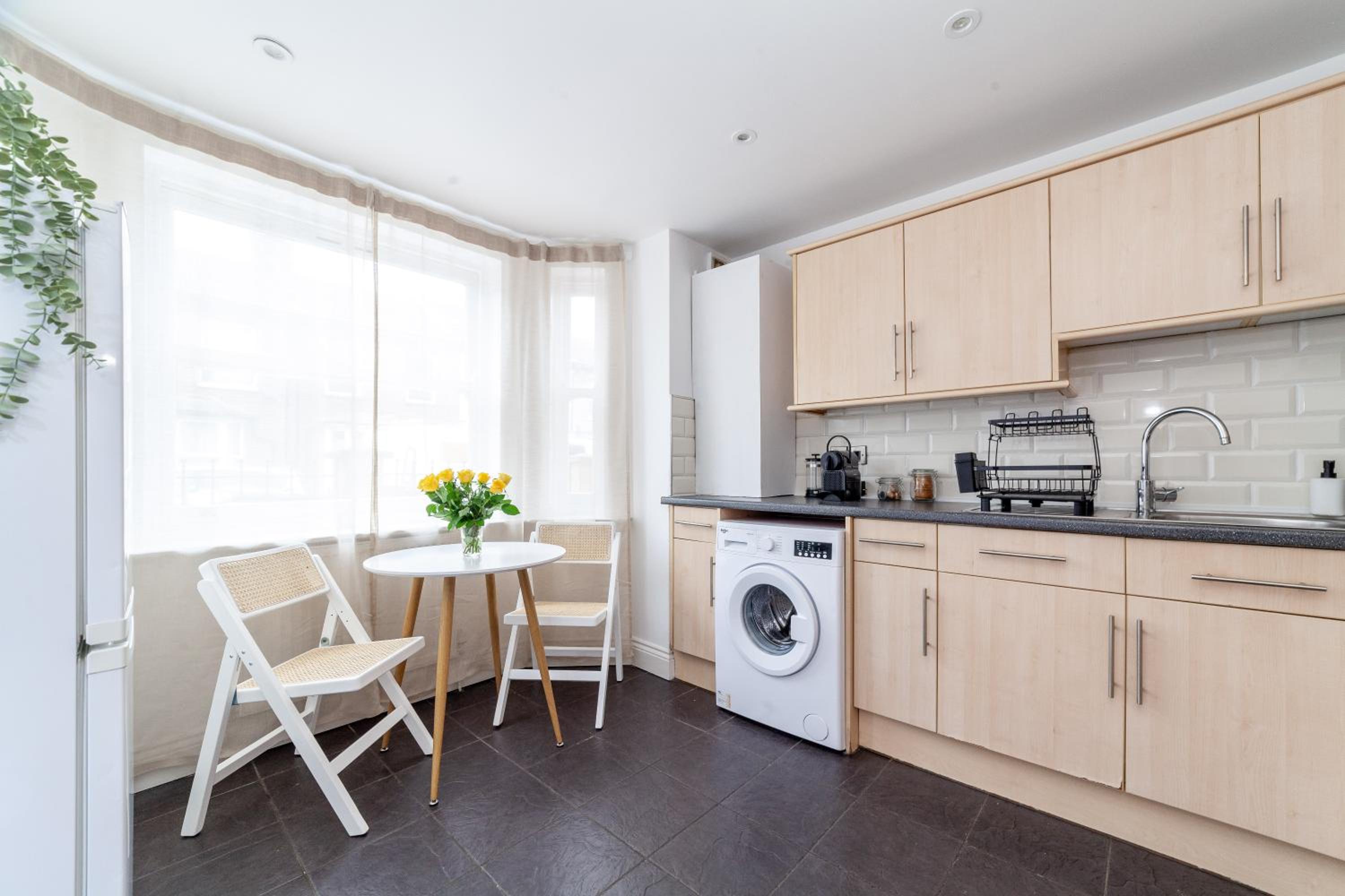 Arte Stays Serviced Houses Stratford - 3 Bedrooms 2 Bathrooms Houses London, Stratford, Maryland, Free Parking, Garden, Weekly or Monthly Stays - up to 8 g