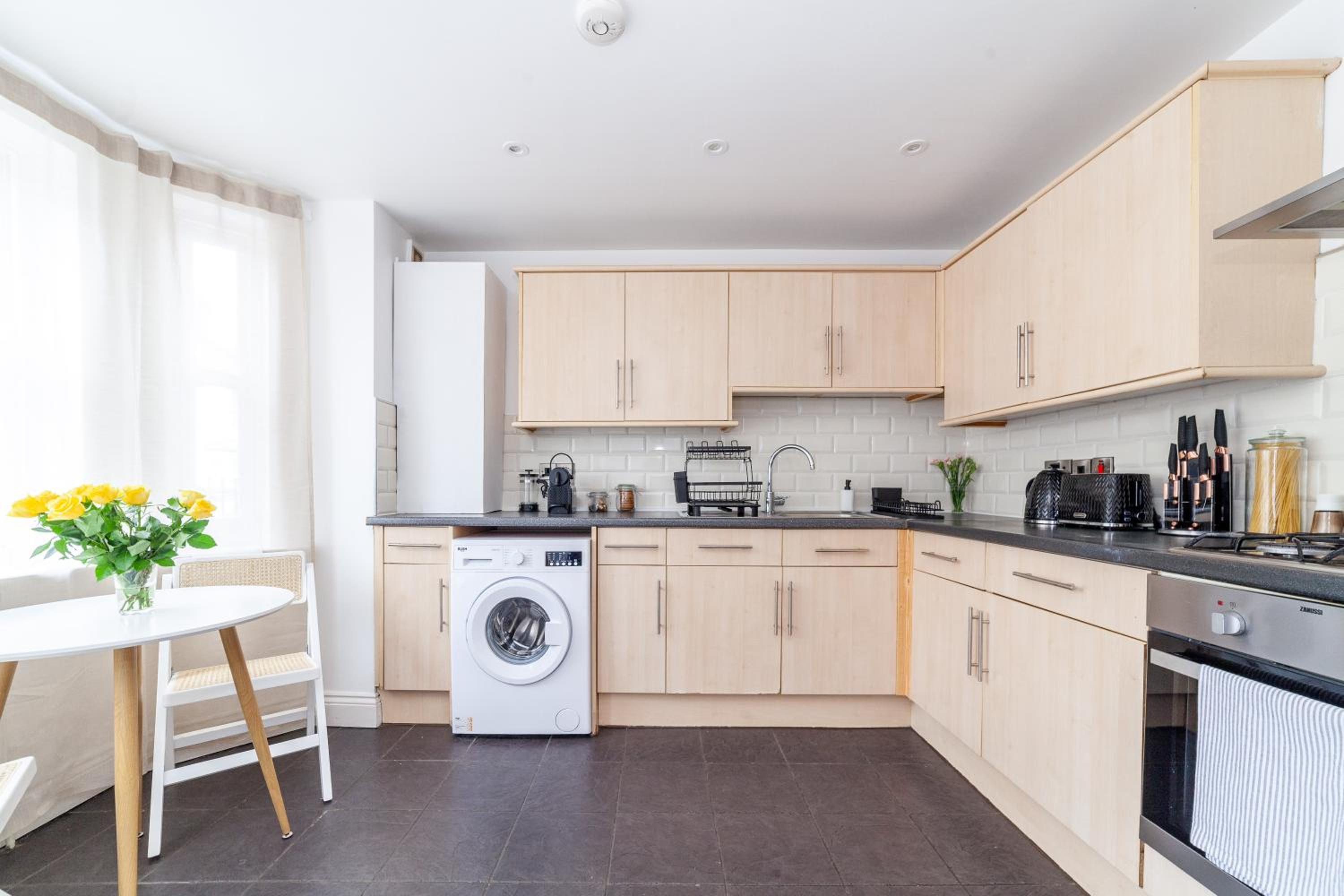 Arte Stays Serviced Houses Stratford - 3 Bedrooms 2 Bathrooms Houses London, Stratford, Maryland, Free Parking, Garden, Weekly or Monthly Stays - up to 8 g