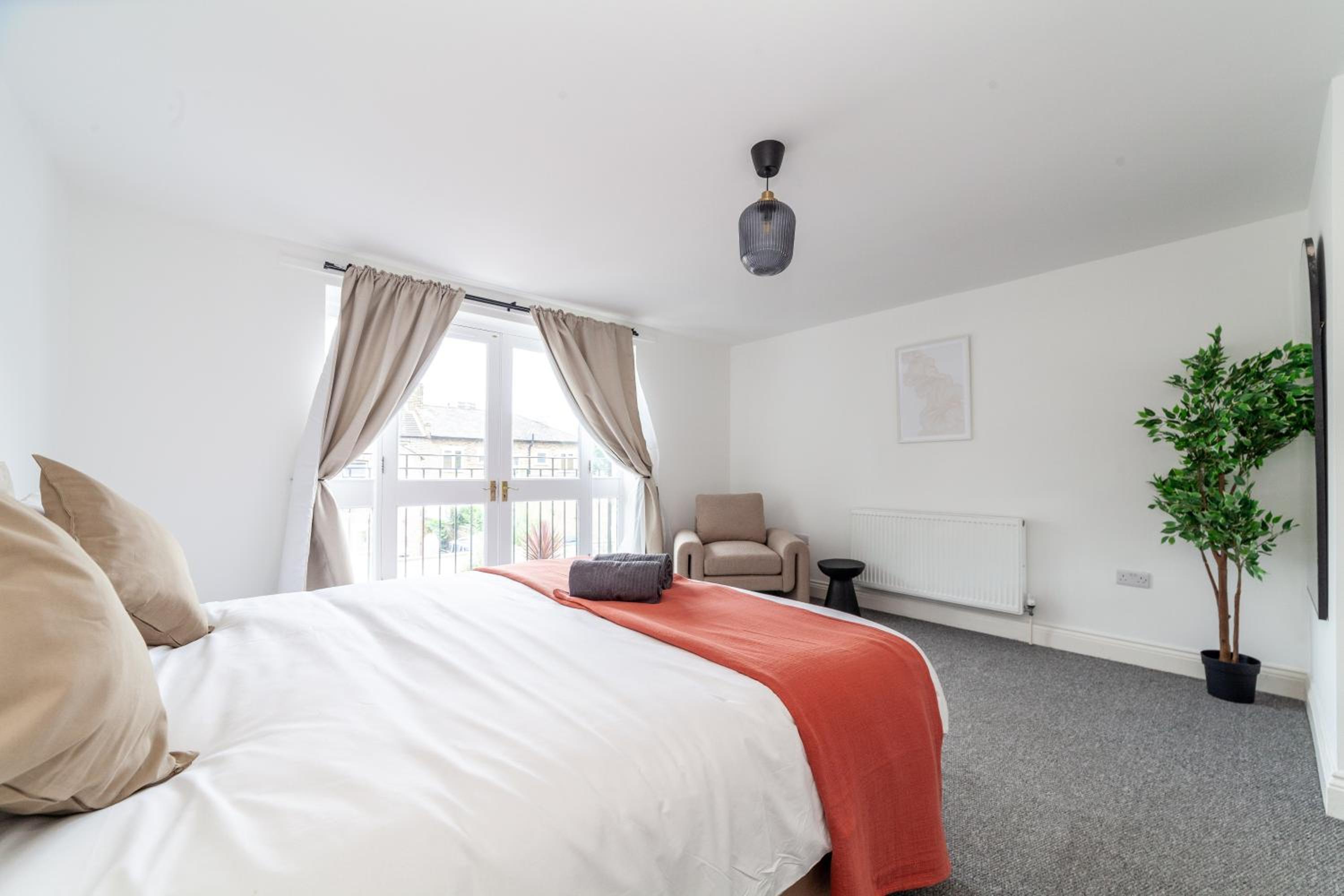 Arte Stays Serviced Houses Stratford - 3 Bedrooms 2 Bathrooms Houses London, Stratford, Maryland, Free Parking, Garden, Weekly or Monthly Stays - up to 8 g