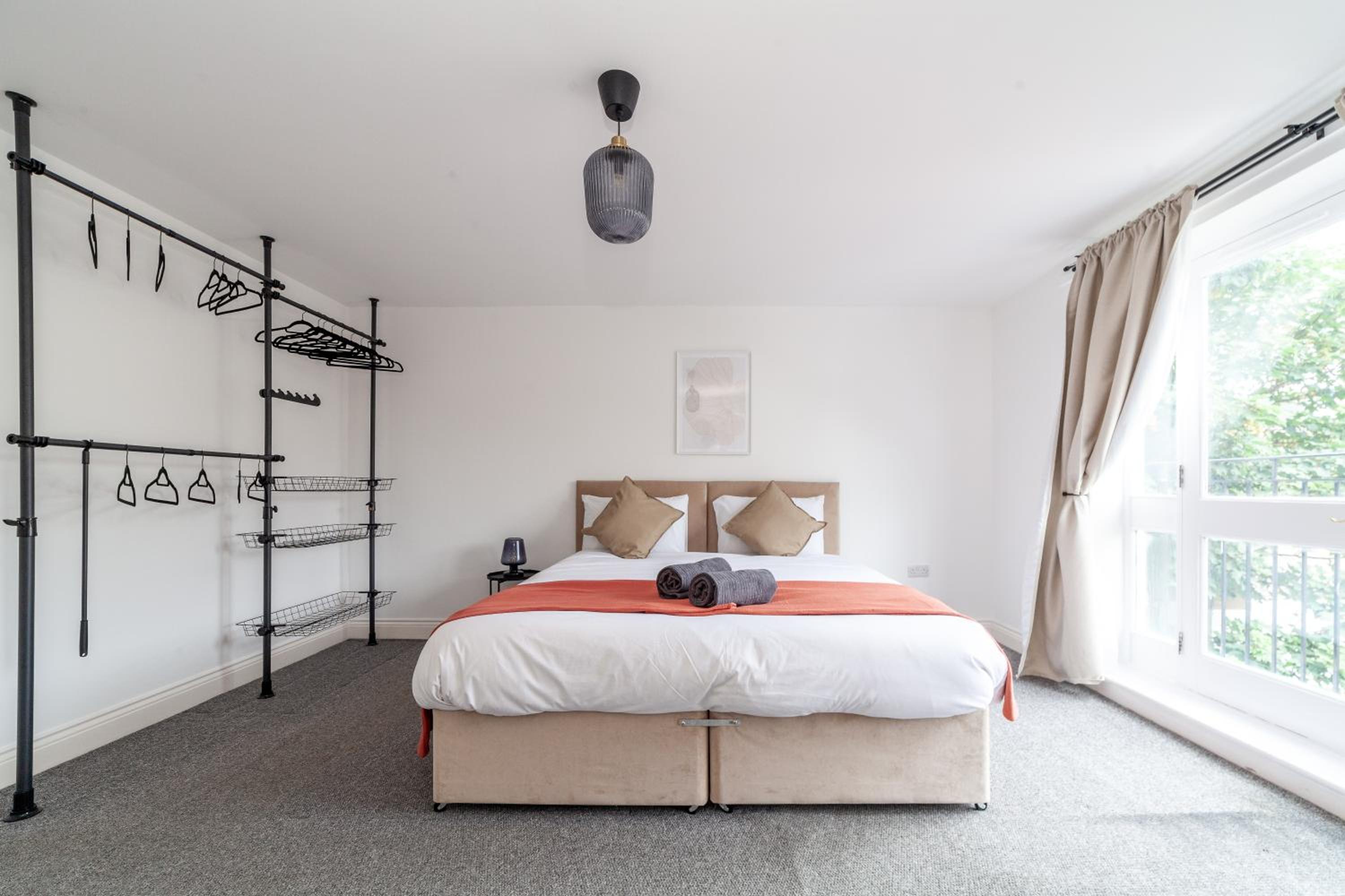 Arte Stays Serviced Houses Stratford - 3 Bedrooms 2 Bathrooms Houses London, Stratford, Maryland, Free Parking, Garden, Weekly or Monthly Stays - up to 8 g