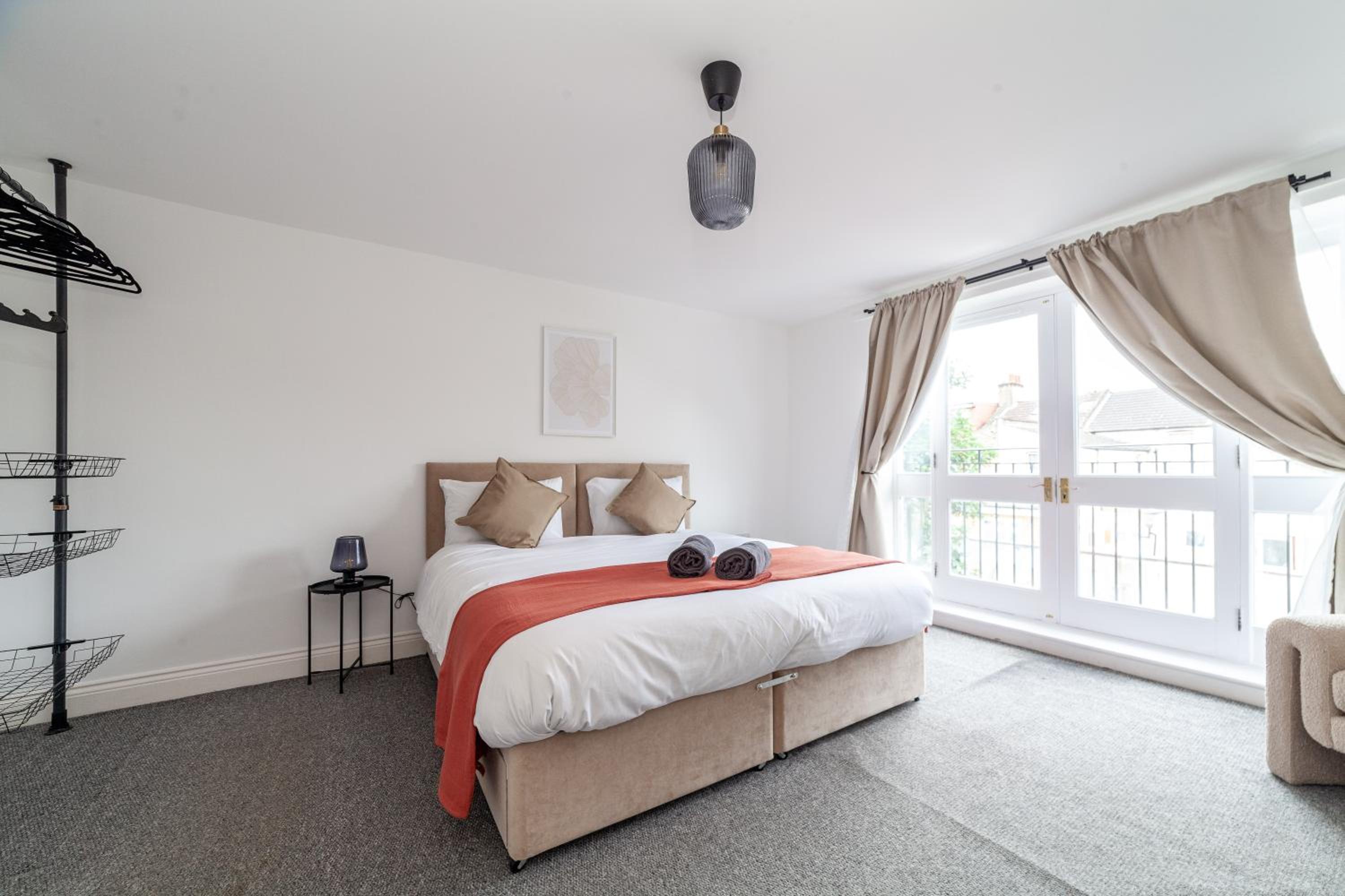 Arte Stays Serviced Houses Stratford - 3 Bedrooms 2 Bathrooms Houses London, Stratford, Maryland, Free Parking, Garden, Weekly or Monthly Stays - up to 8 g