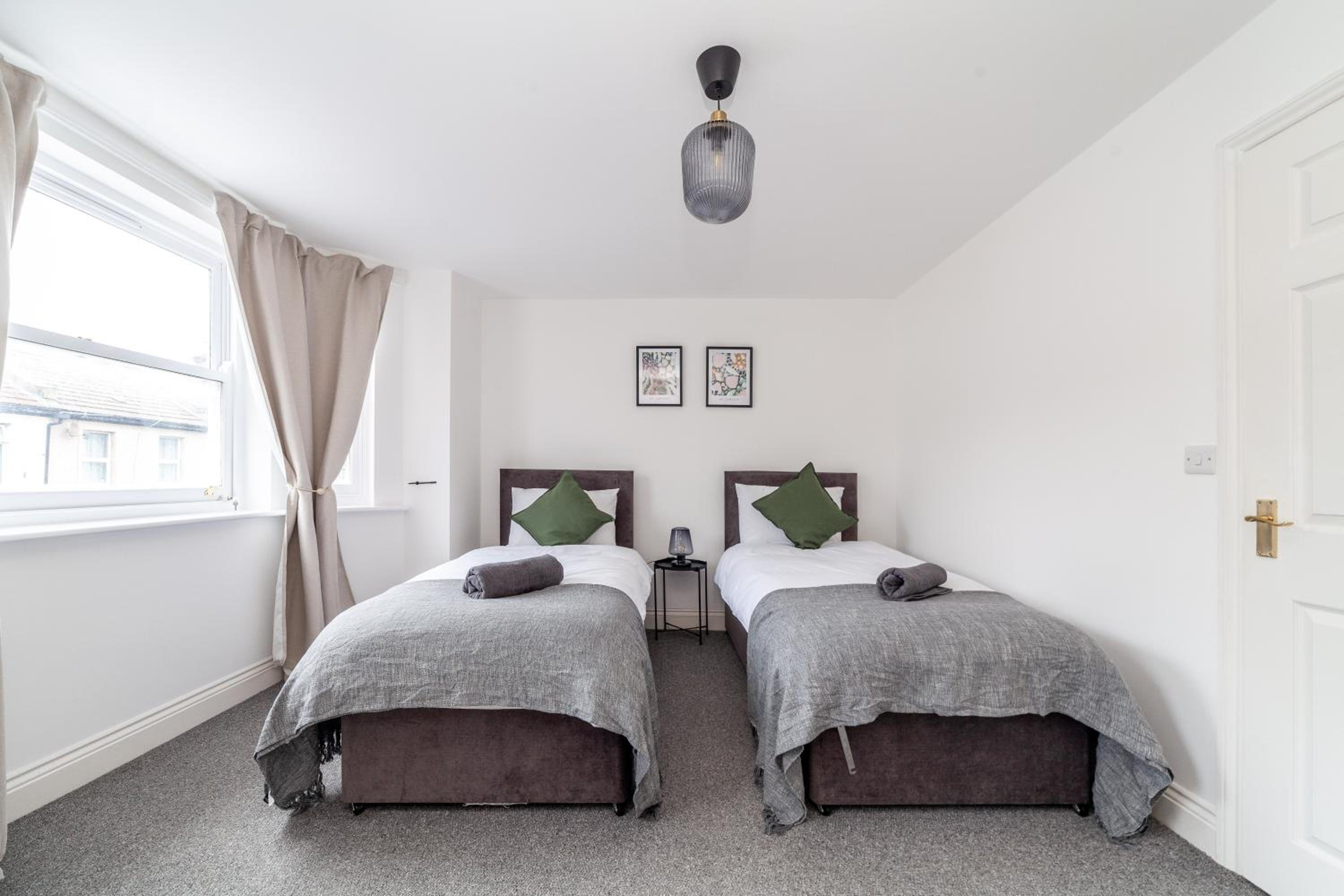 Arte Stays Serviced Houses Stratford - 3 Bedrooms 2 Bathrooms Houses London, Stratford, Maryland, Free Parking, Garden, Weekly or Monthly Stays - up to 8 g