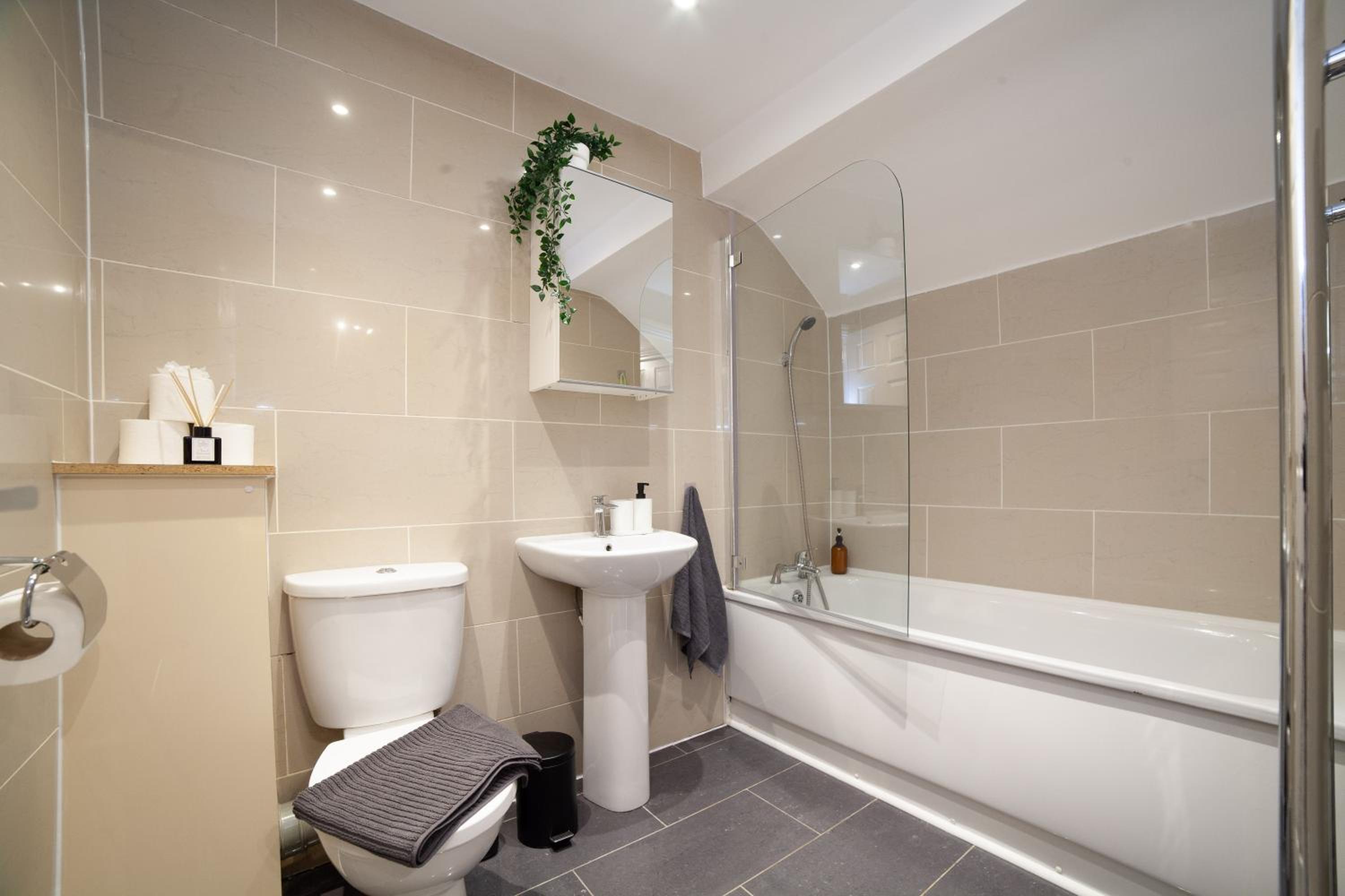 Arte Stays Serviced Houses Stratford - 3 Bedrooms 2 Bathrooms Houses London, Stratford, Maryland, Free Parking, Garden, Weekly or Monthly Stays - up to 8 g