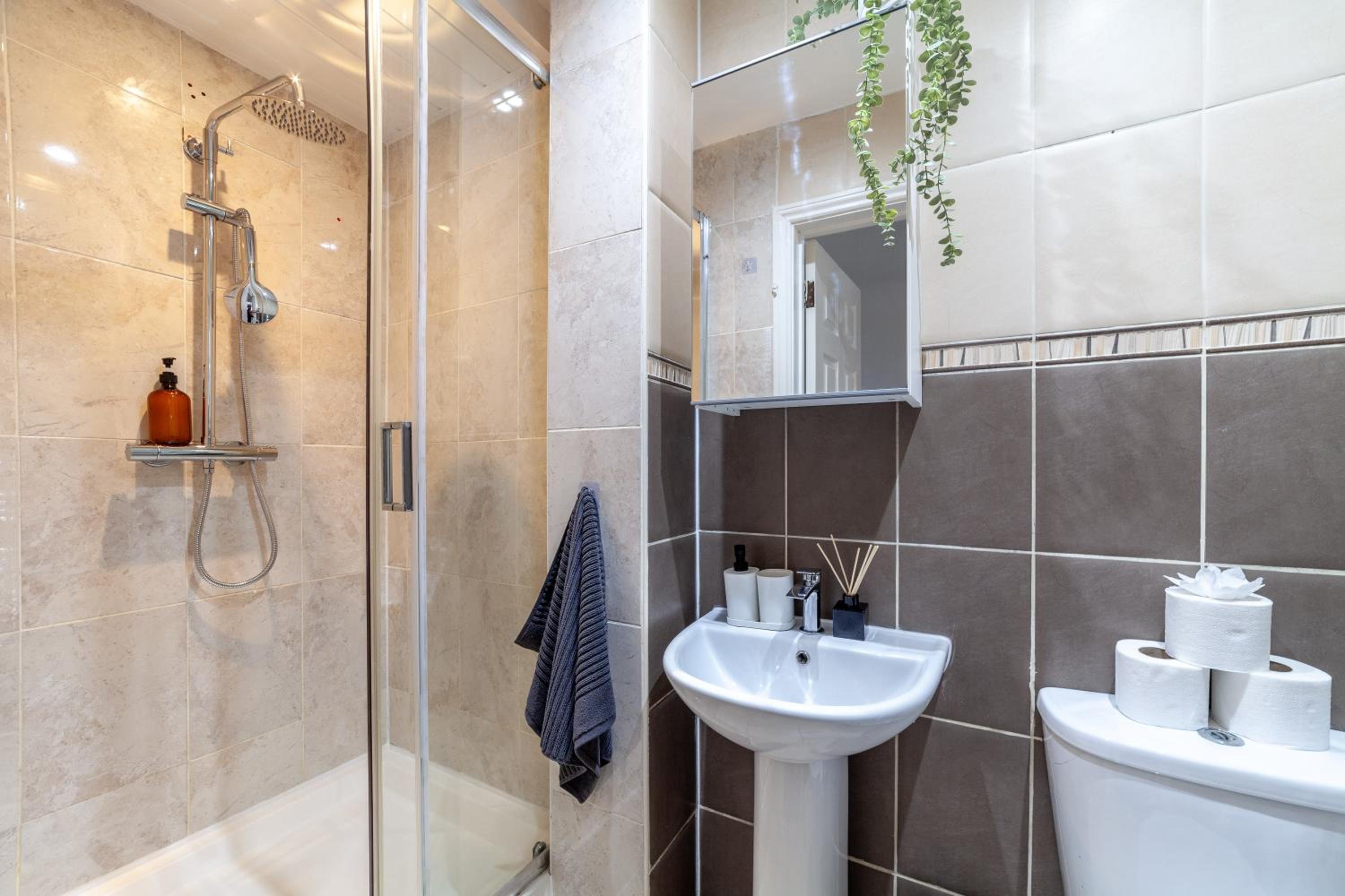 Arte Stays Serviced Houses Stratford - 3 Bedrooms 2 Bathrooms Houses London, Stratford, Maryland, Free Parking, Garden, Weekly or Monthly Stays - up to 8 g