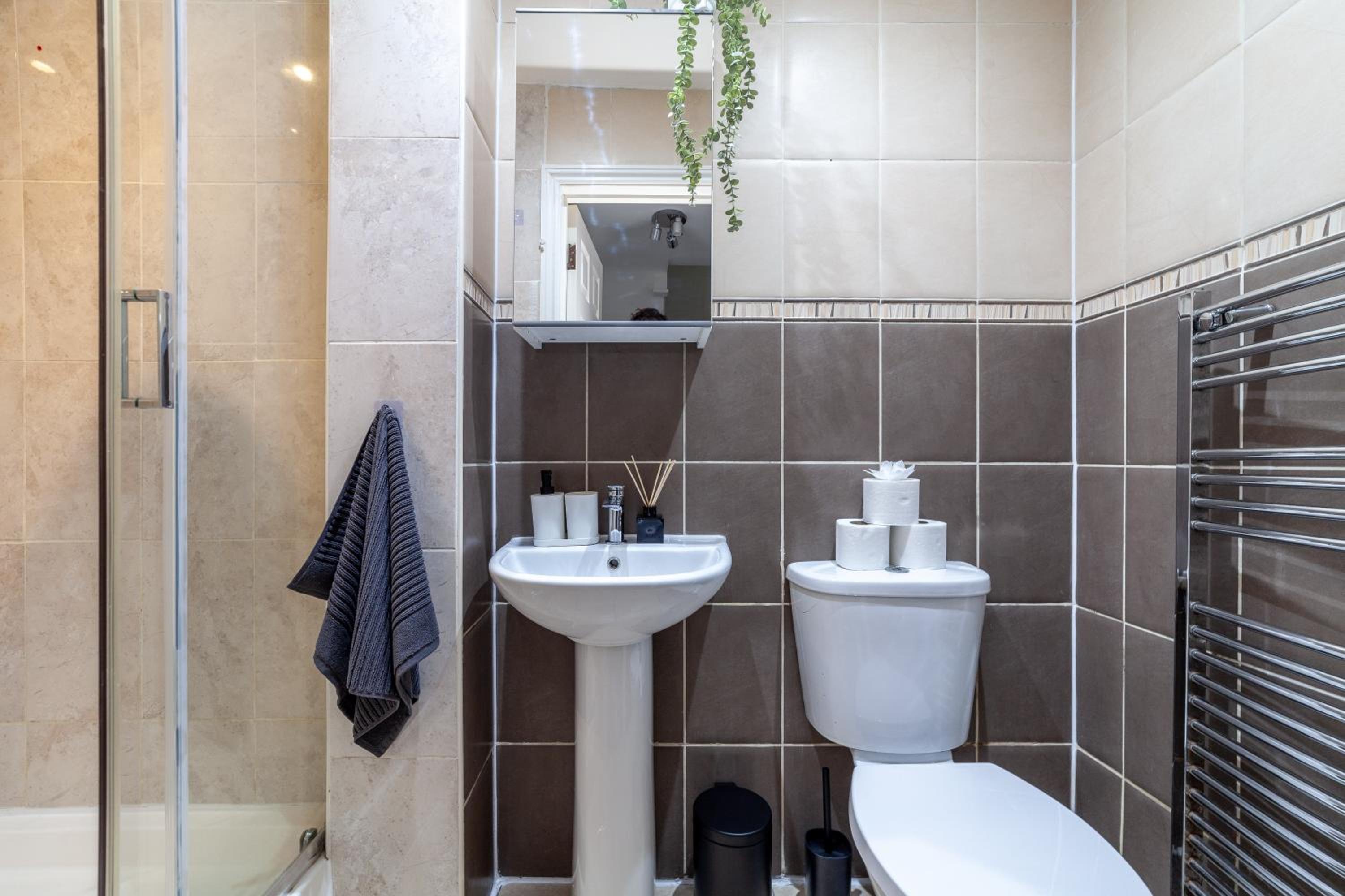 Arte Stays Serviced Houses Stratford - 3 Bedrooms 2 Bathrooms Houses London, Stratford, Maryland, Free Parking, Garden, Weekly or Monthly Stays - up to 8 g