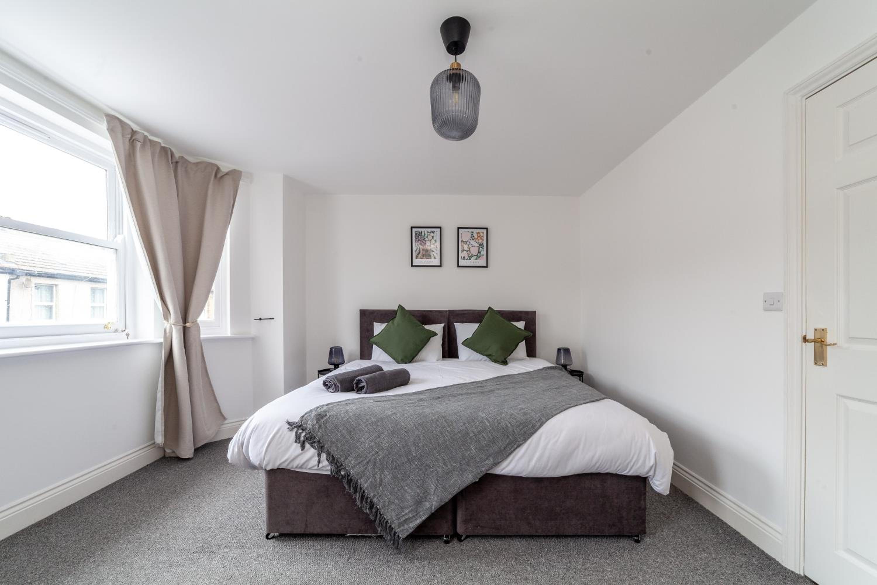 Arte Stays Serviced Houses Stratford - 3 Bedrooms 2 Bathrooms Houses London, Stratford, Maryland, Free Parking, Garden, Weekly or Monthly Stays - up to 8 g