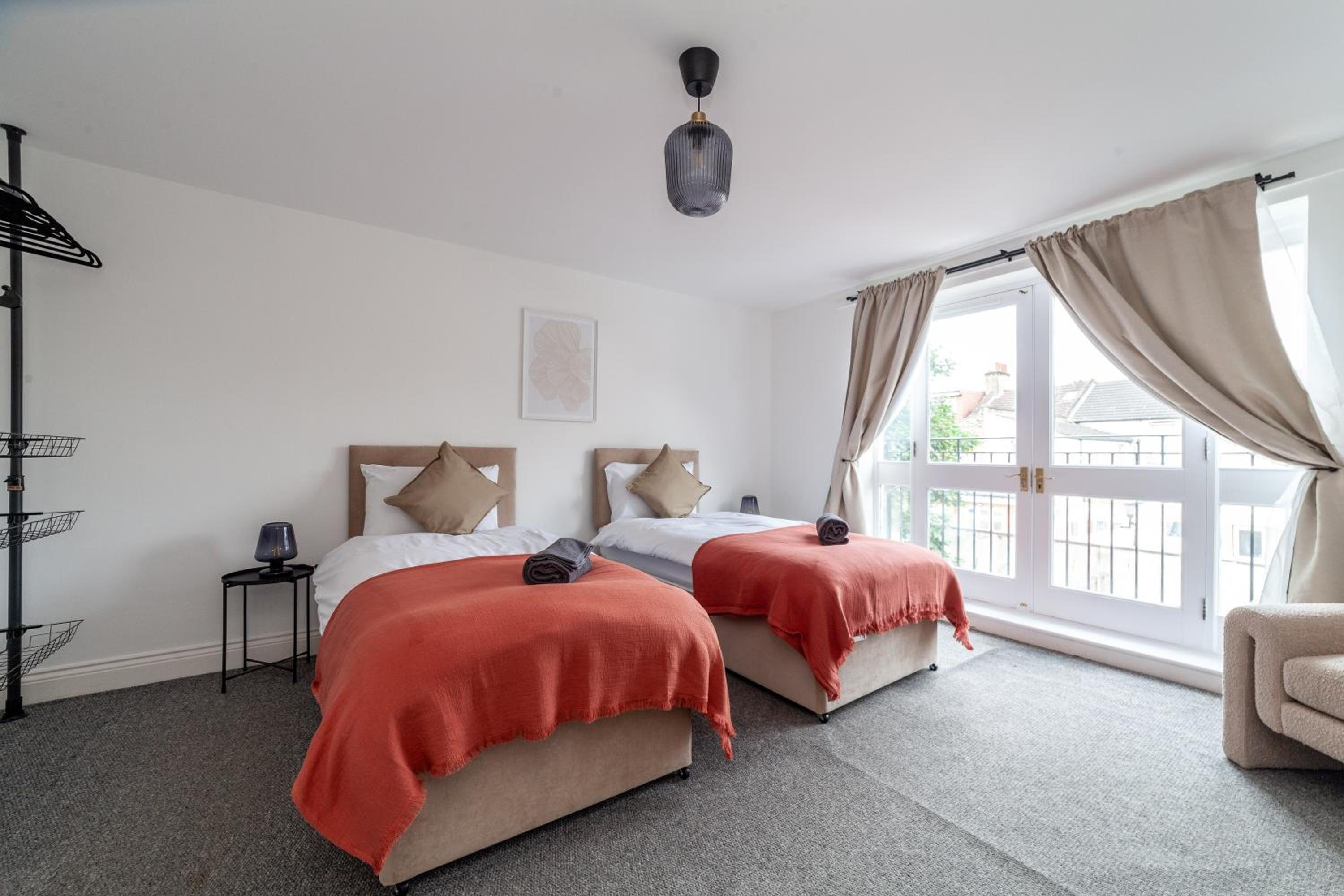 Arte Stays Serviced Houses Stratford - 3 Bedrooms 2 Bathrooms Houses London, Stratford, Maryland, Free Parking, Garden, Weekly or Monthly Stays - up to 8 g
