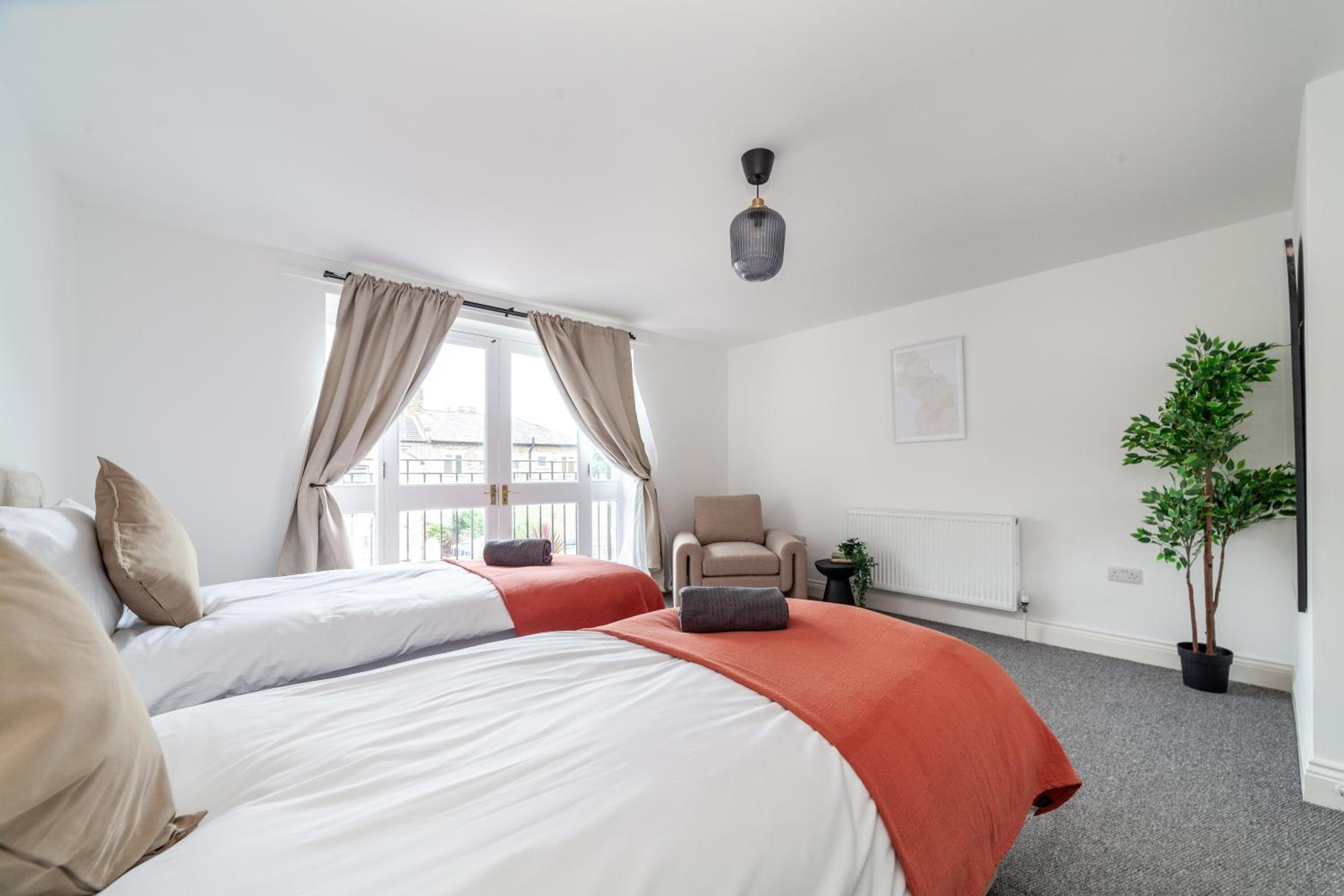 Arte Stays Serviced Houses Stratford - 3 Bedrooms 2 Bathrooms Houses London, Stratford, Maryland, Free Parking, Garden, Weekly or Monthly Stays - up to 8 g