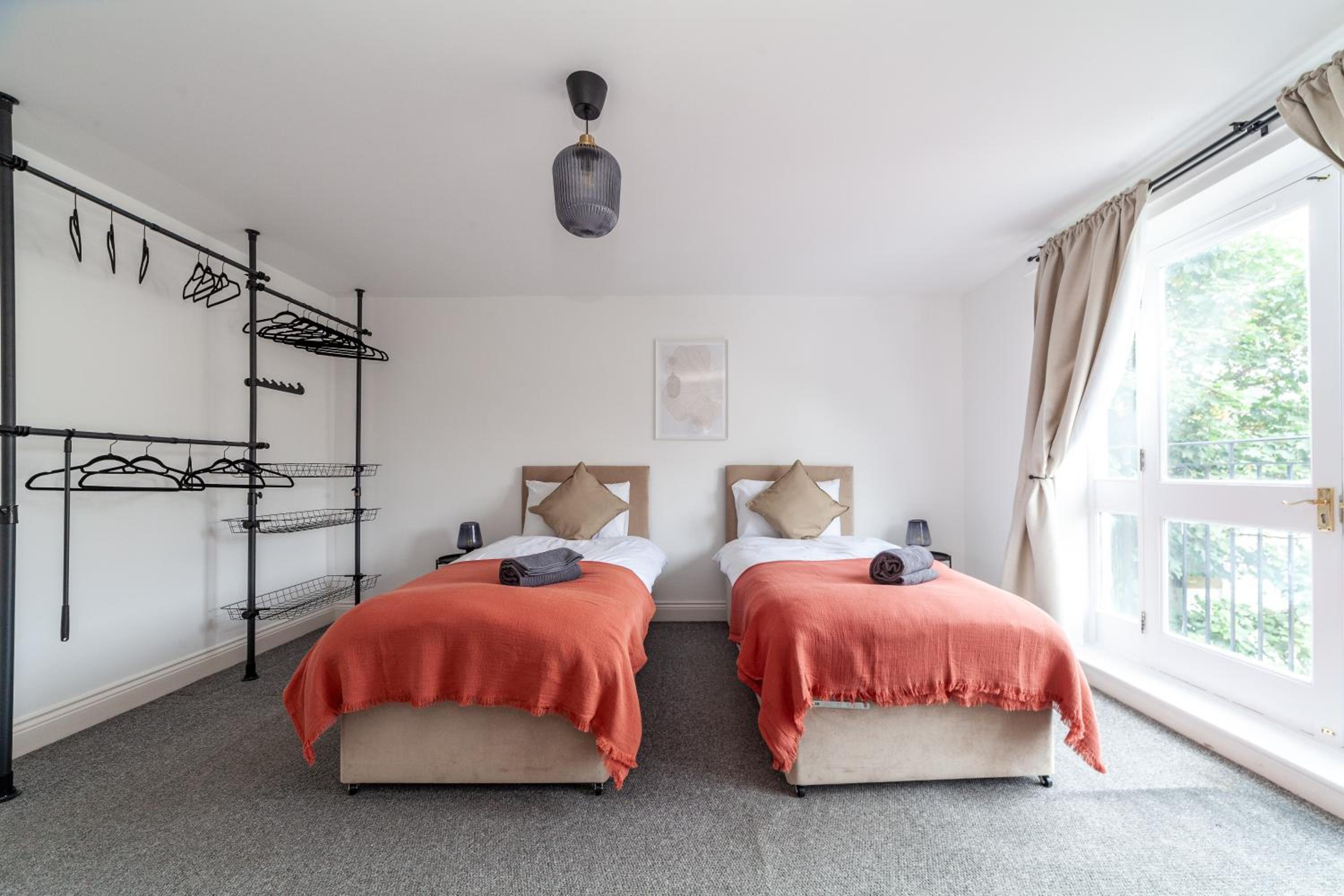 Arte Stays Serviced Houses Stratford - 3 Bedrooms 2 Bathrooms Houses London, Stratford, Maryland, Free Parking, Garden, Weekly or Monthly Stays - up to 8 g