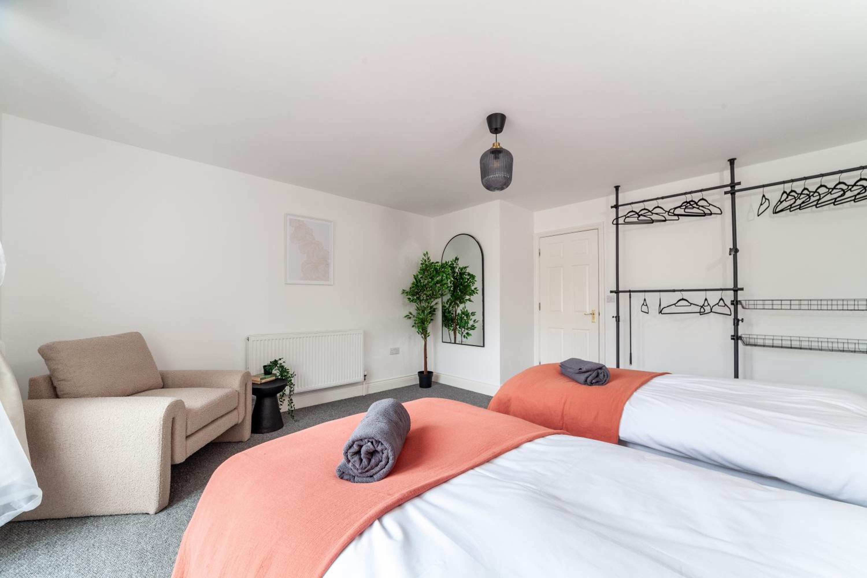 Arte Stays Serviced Houses Stratford - 3 Bedrooms 2 Bathrooms Houses London, Stratford, Maryland, Free Parking, Garden, Weekly or Monthly Stays - up to 8 g