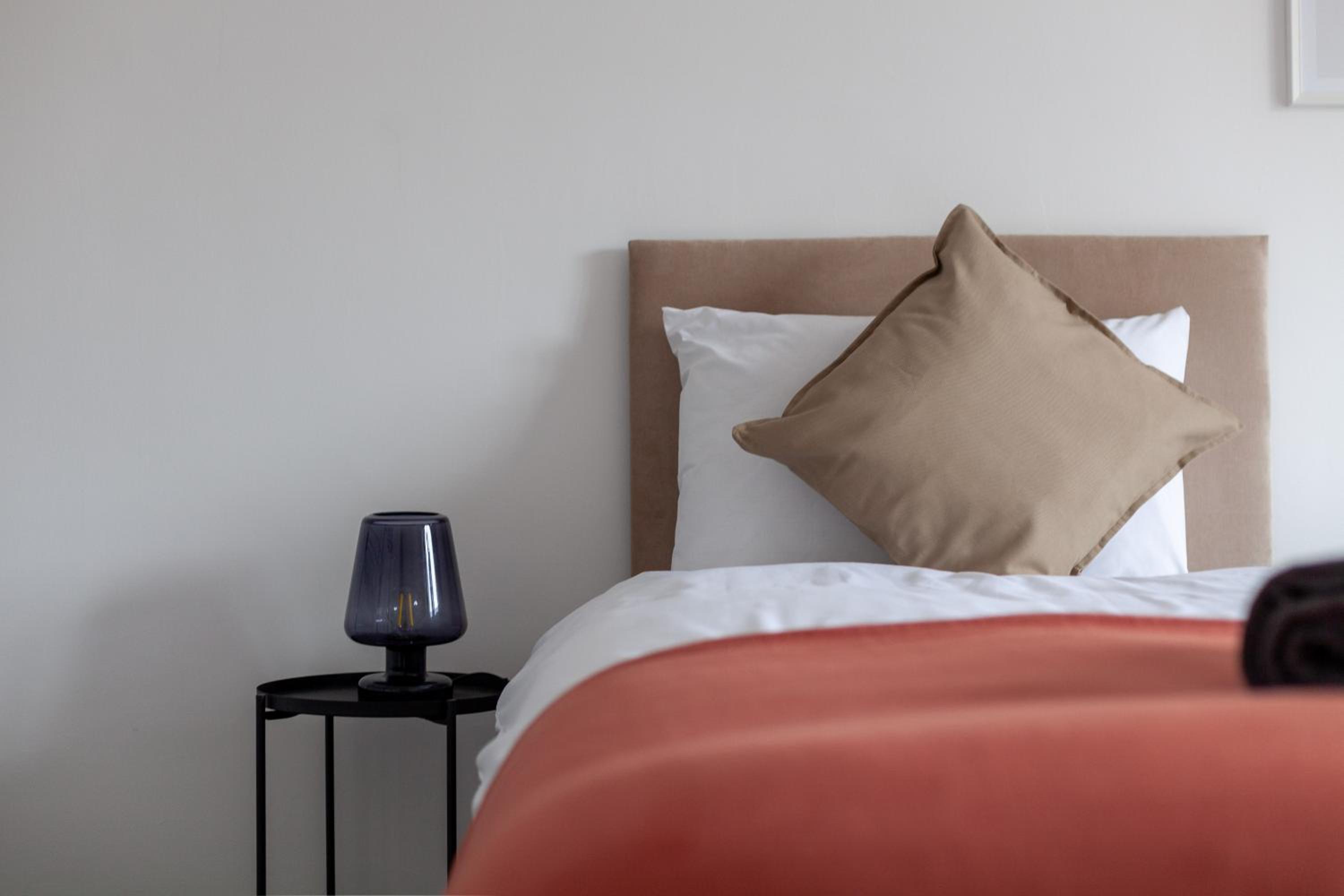 Arte Stays Serviced Houses Stratford - 3 Bedrooms 2 Bathrooms Houses London, Stratford, Maryland, Free Parking, Garden, Weekly or Monthly Stays - up to 8 g