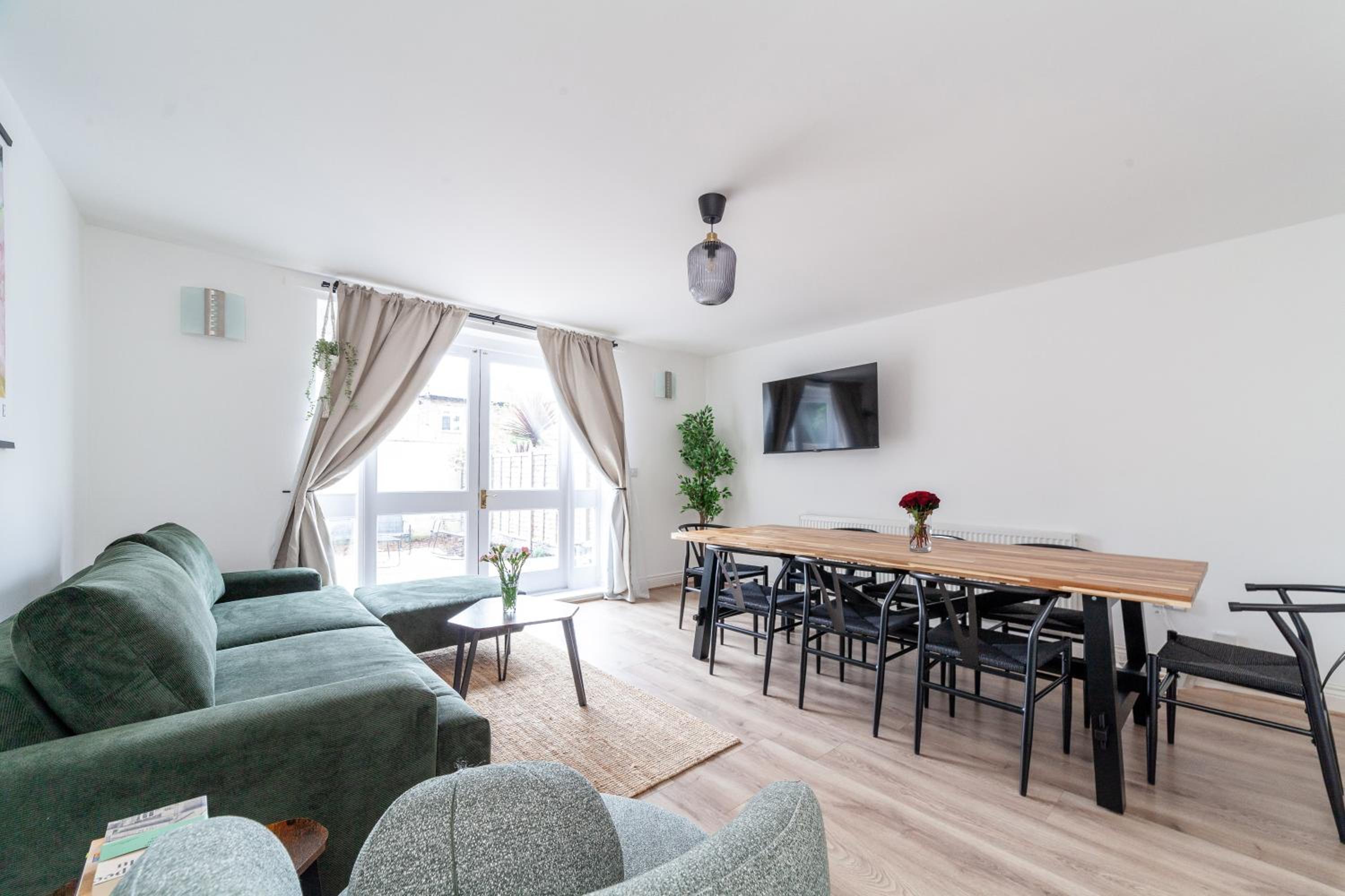 Arte Stays Serviced Houses Stratford - 3 Bedrooms 2 Bathrooms Houses London, Stratford, Maryland, Free Parking, Garden, Weekly or Monthly Stays - up to 8 g